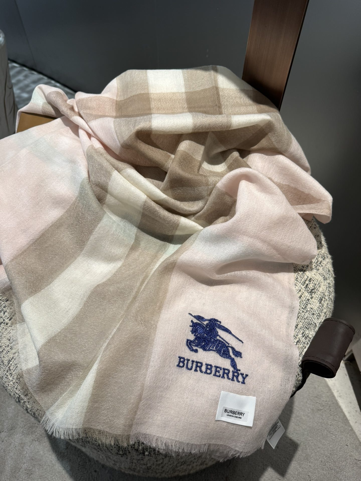 Burberry 巴宝莉正装系列货 专供旗舰店的vip 苏格兰进口山羊绒 知性的款式 的设计 绝对的不是花里胡哨的款式 戒指绒产品可以说是围巾里面最高档次的货品 好产品要懂得保养 它绝对的是小众产品 不是谁都懂的它的好 绝对的品味生活的首选搭配饰品 识货者必入