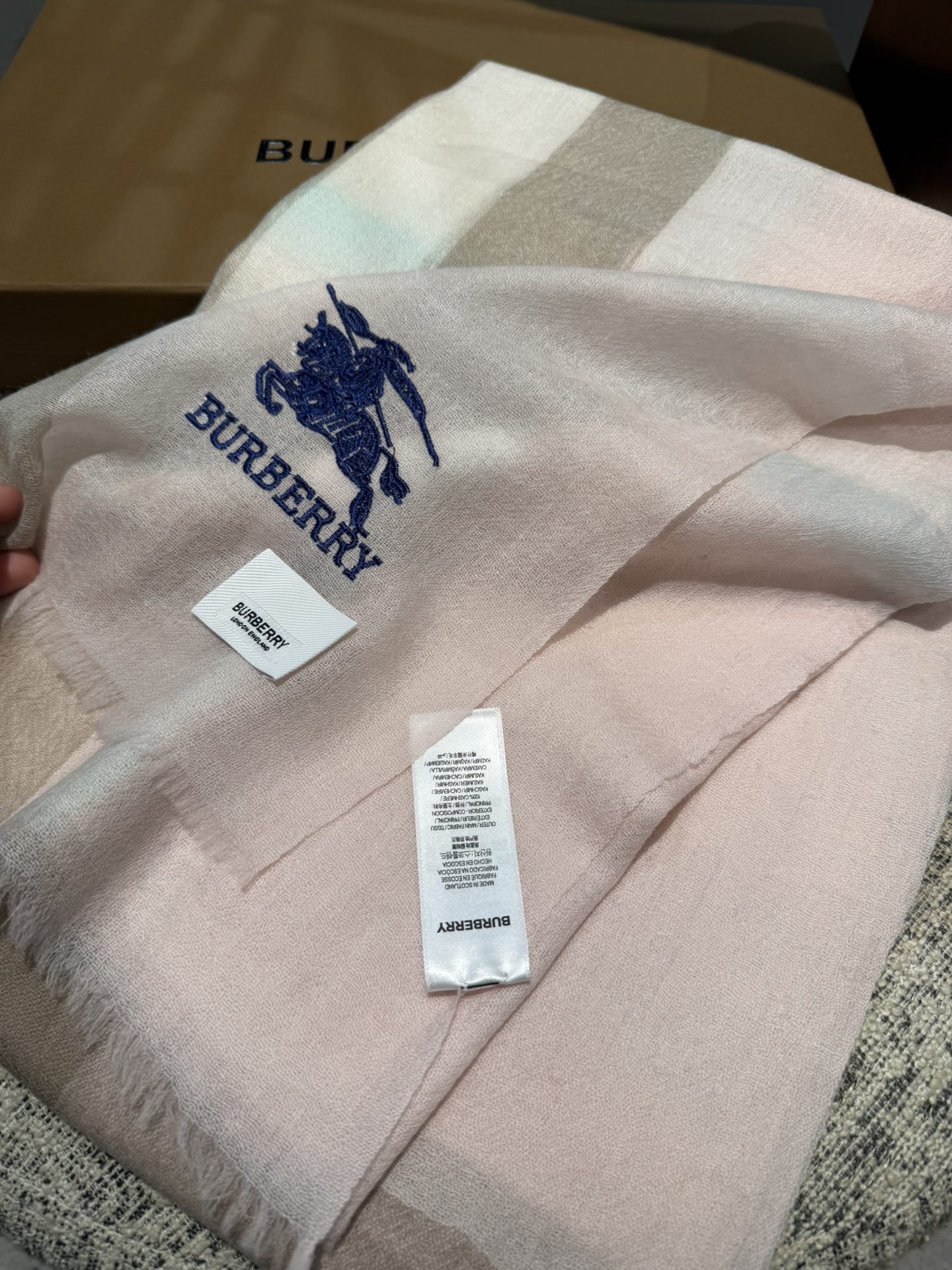 Burberry 巴宝莉正装系列货 专供旗舰店的vip 苏格兰进口山羊绒 知性的款式 的设计 绝对的不是花里胡哨的款式 戒指绒产品可以说是围巾里面最高档次的货品 好产品要懂得保养 它绝对的是小众产品 不是谁都懂的它的好 绝对的品味生活的首选搭配饰品 识货者必入