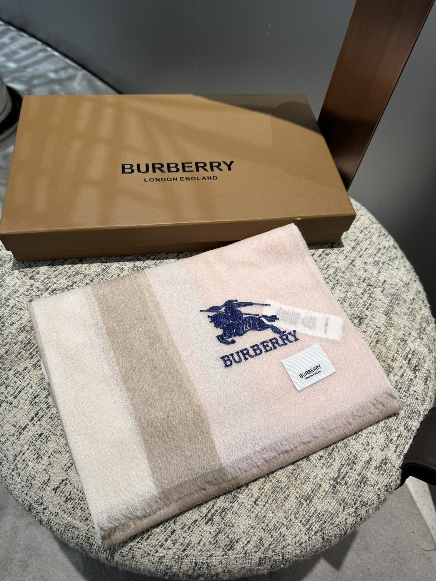 Burberry 巴宝莉正装系列货 专供旗舰店的vip 苏格兰进口山羊绒 知性的款式 的设计 绝对的不是花里胡哨的款式 戒指绒产品可以说是围巾里面最高档次的货品 好产品要懂得保养 它绝对的是小众产品 不是谁都懂的它的好 绝对的品味生活的首选搭配饰品 识货者必入
