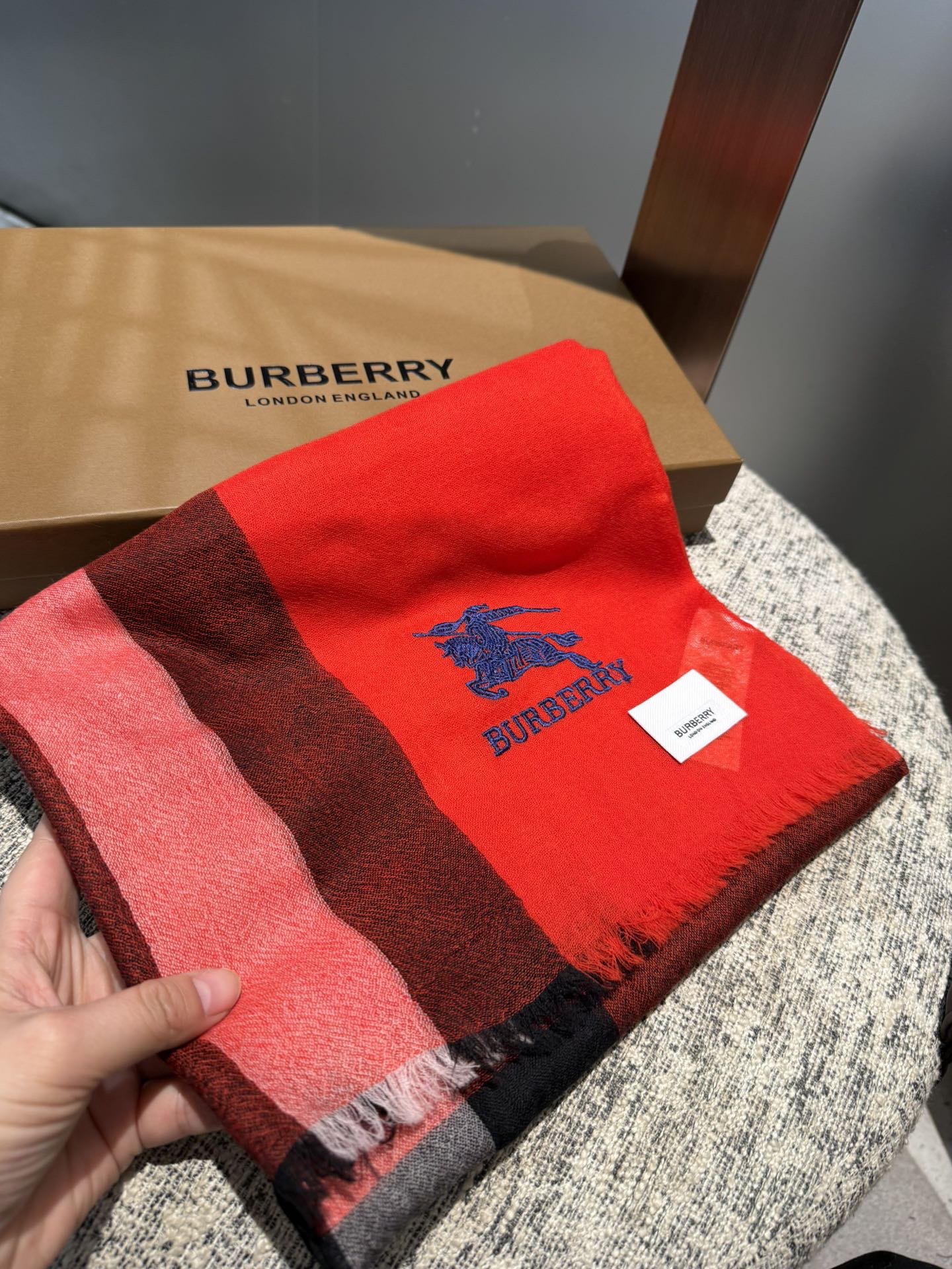 Burberry 巴宝莉正装系列货 专供旗舰店的vip 苏格兰进口山羊绒 知性的款式 的设计 绝对的不是花里胡哨的款式 戒指绒产品可以说是围巾里面最高档次的货品 好产品要懂得保养 它绝对的是小众产品 不是谁都懂的它的好 绝对的品味生活的首选搭配饰品 识货者必入