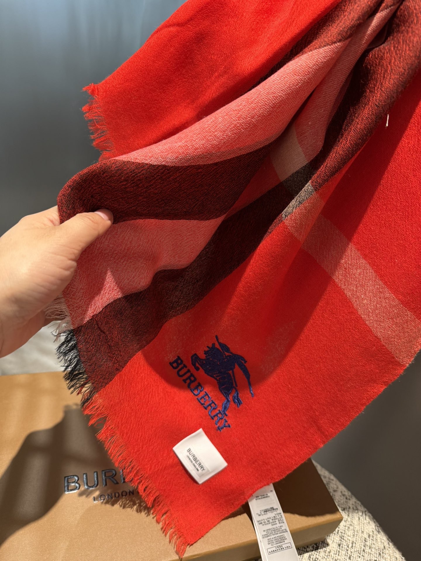 Burberry 巴宝莉正装系列货 专供旗舰店的vip 苏格兰进口山羊绒 知性的款式 的设计 绝对的不是花里胡哨的款式 戒指绒产品可以说是围巾里面最高档次的货品 好产品要懂得保养 它绝对的是小众产品 不是谁都懂的它的好 绝对的品味生活的首选搭配饰品 识货者必入