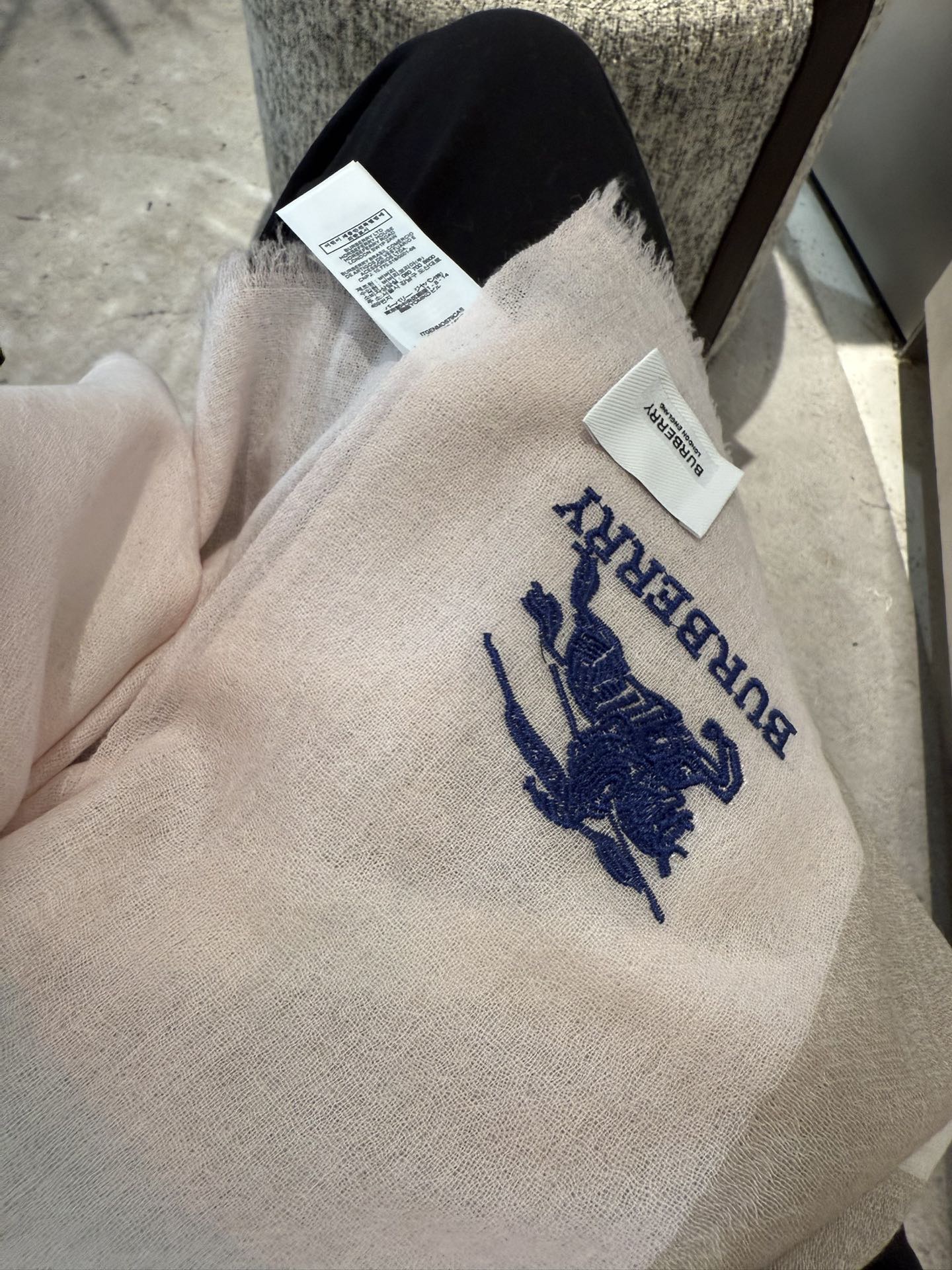 Burberry 巴宝莉正装系列货 专供旗舰店的vip 苏格兰进口山羊绒 知性的款式 的设计 绝对的不是花里胡哨的款式 戒指绒产品可以说是围巾里面最高档次的货品 好产品要懂得保养 它绝对的是小众产品 不是谁都懂的它的好 绝对的品味生活的首选搭配饰品 识货者必入