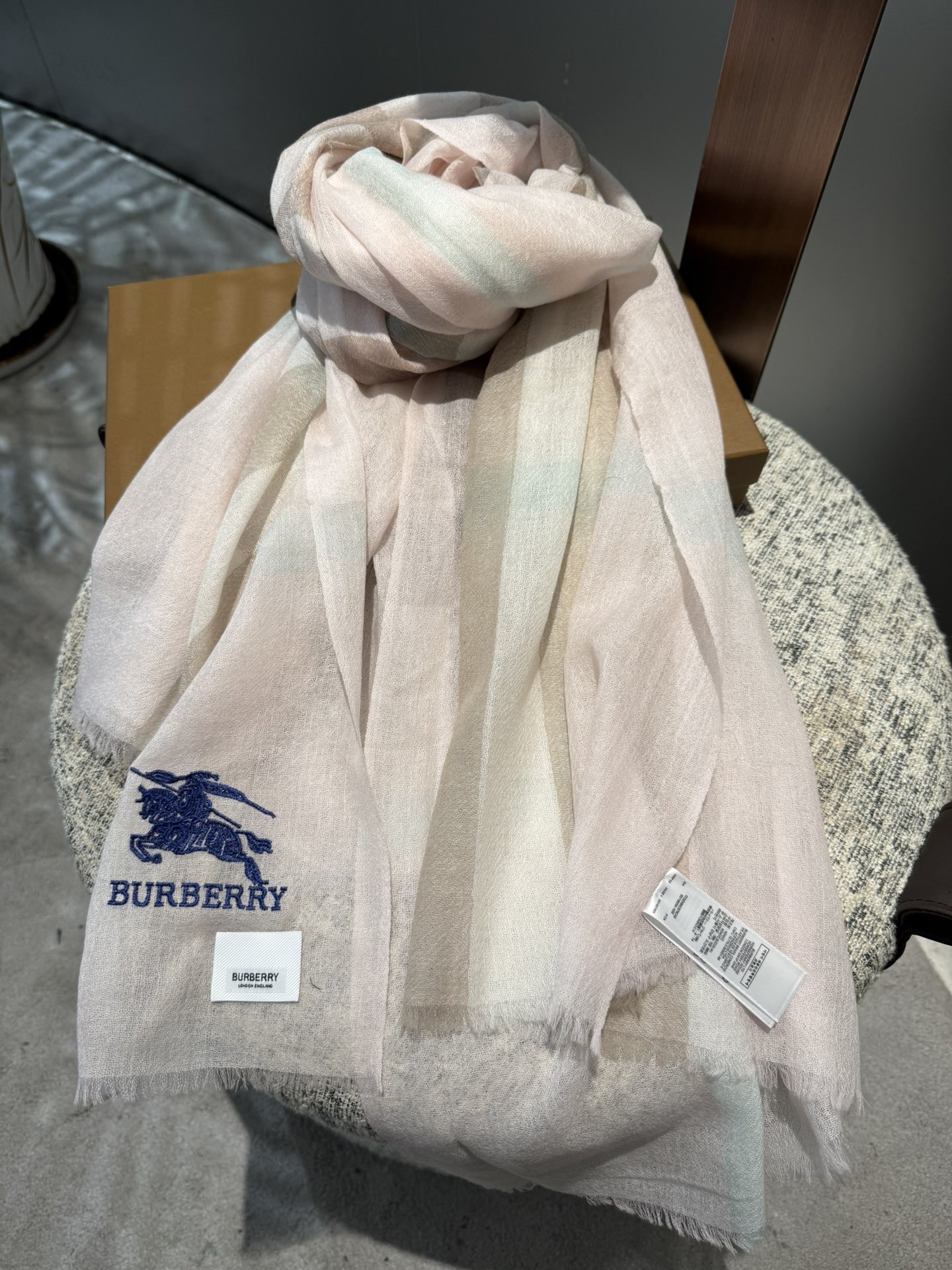 Burberry 巴宝莉正装系列货 专供旗舰店的vip 苏格兰进口山羊绒 知性的款式 的设计 绝对的不是花里胡哨的款式 戒指绒产品可以说是围巾里面最高档次的货品 好产品要懂得保养 它绝对的是小众产品 不是谁都懂的它的好 绝对的品味生活的首选搭配饰品 识货者必入