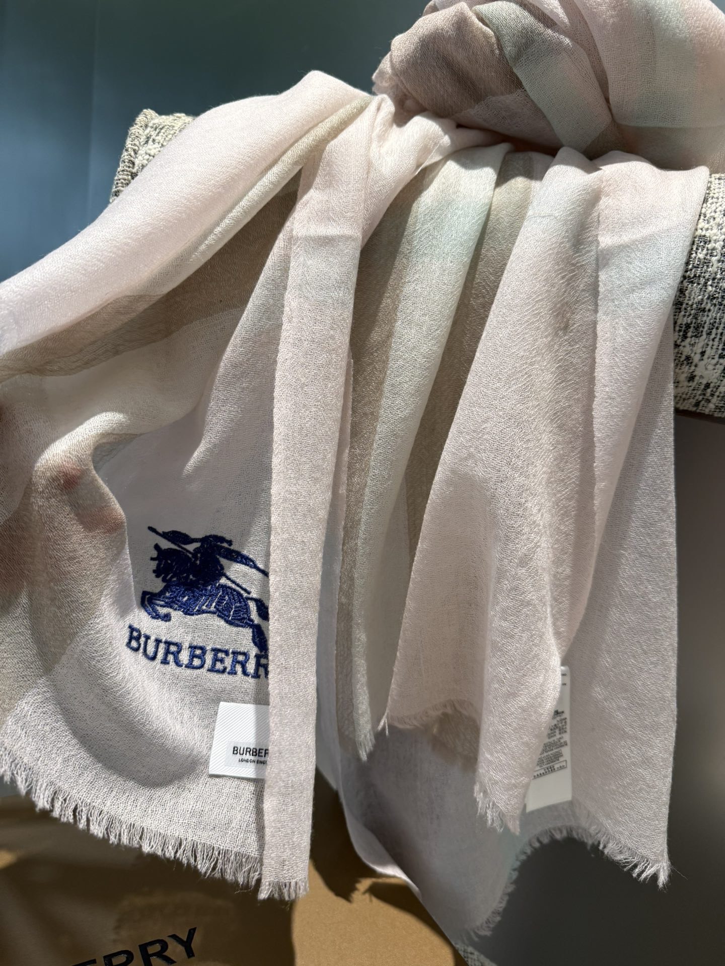 Burberry 巴宝莉正装系列货 专供旗舰店的vip 苏格兰进口山羊绒 知性的款式 的设计 绝对的不是花里胡哨的款式 戒指绒产品可以说是围巾里面最高档次的货品 好产品要懂得保养 它绝对的是小众产品 不是谁都懂的它的好 绝对的品味生活的首选搭配饰品 识货者必入
