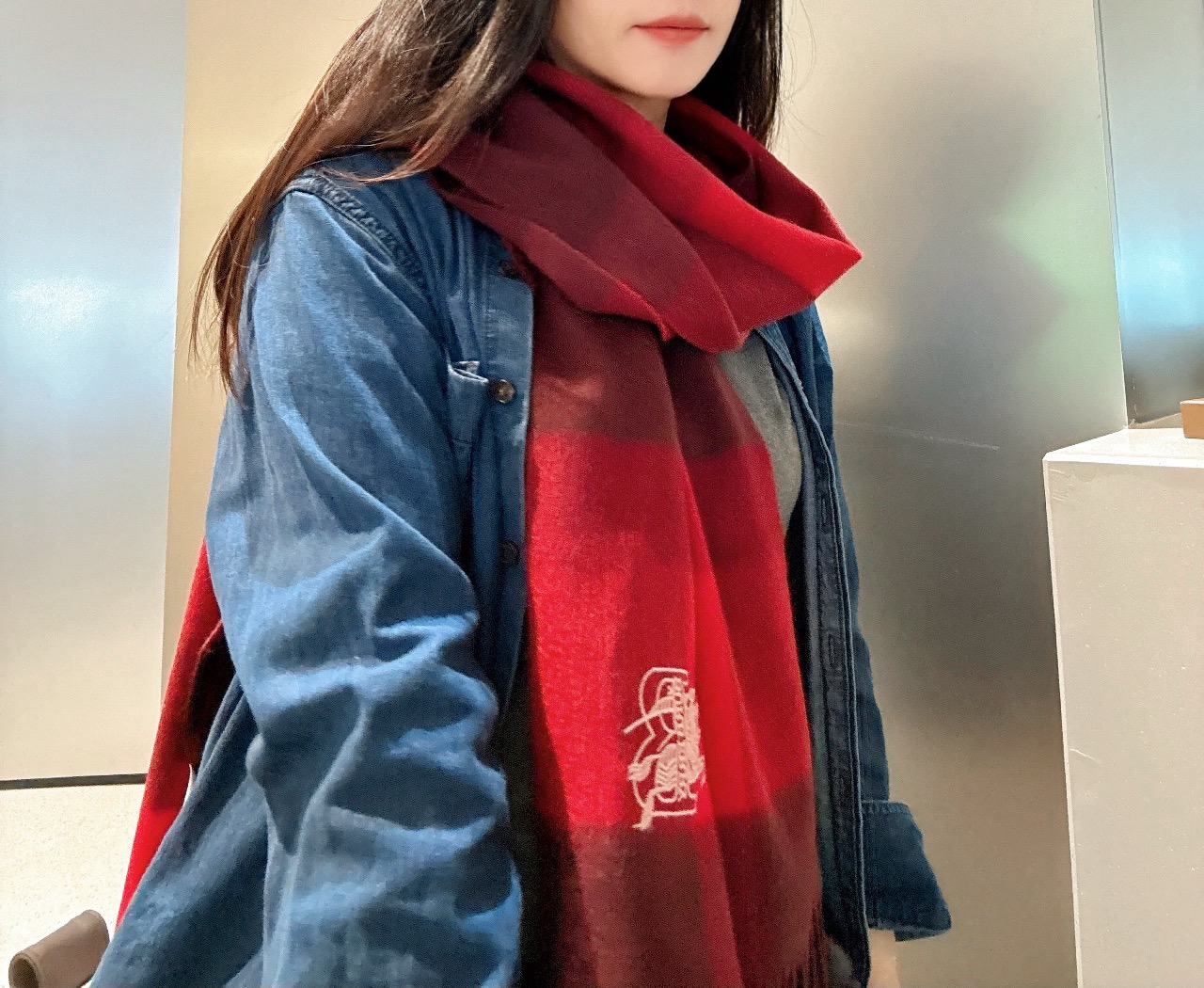 NO:619843,Burberry [Men's and women's scarf] is a rare high-end men's style!  Family benefits!  Burberry's very authentic men's scarf ~ I love the fabric, it is very soft, delicate and comfortable, with slight water ripples!  The atmosphere is simple and the color is super good-looking. It is a style that any boy will like. The small logo is very exquisite and the texture is not ostentatious. The bulk goods have been shipped a few months ago. The last order is a little bit for everyone. The specification is 30* (including the total length of the tassel in cm). It is suitable for formal wear or casual wear. It can be folded in half or hung in a circle. It is a gentleman's style and has a warm demeanor!  high version scarf,high version scarf,burberry19860909巴宝莉【男女围巾】怒赞自留,难得的高端男款！家属福利！巴宝莉非常正的男士围巾~面料大爱,非常柔软细腻舒服,轻度水波纹！大气简约,超级好看的男神配色,任何男生都会喜欢的款吧,小小Logo非常精致的点缀,有质感不张扬~大货几个月前已装船发走~尾单余一丢丢福利大家~规格30*（含穗子总长cm）,搭配正装或者搭配休闲装都很合适~对折挂围或者绕圈围都完全可以,绅士有型~有温度的风度！高版本围巾,高版本围巾,burberry,scarf