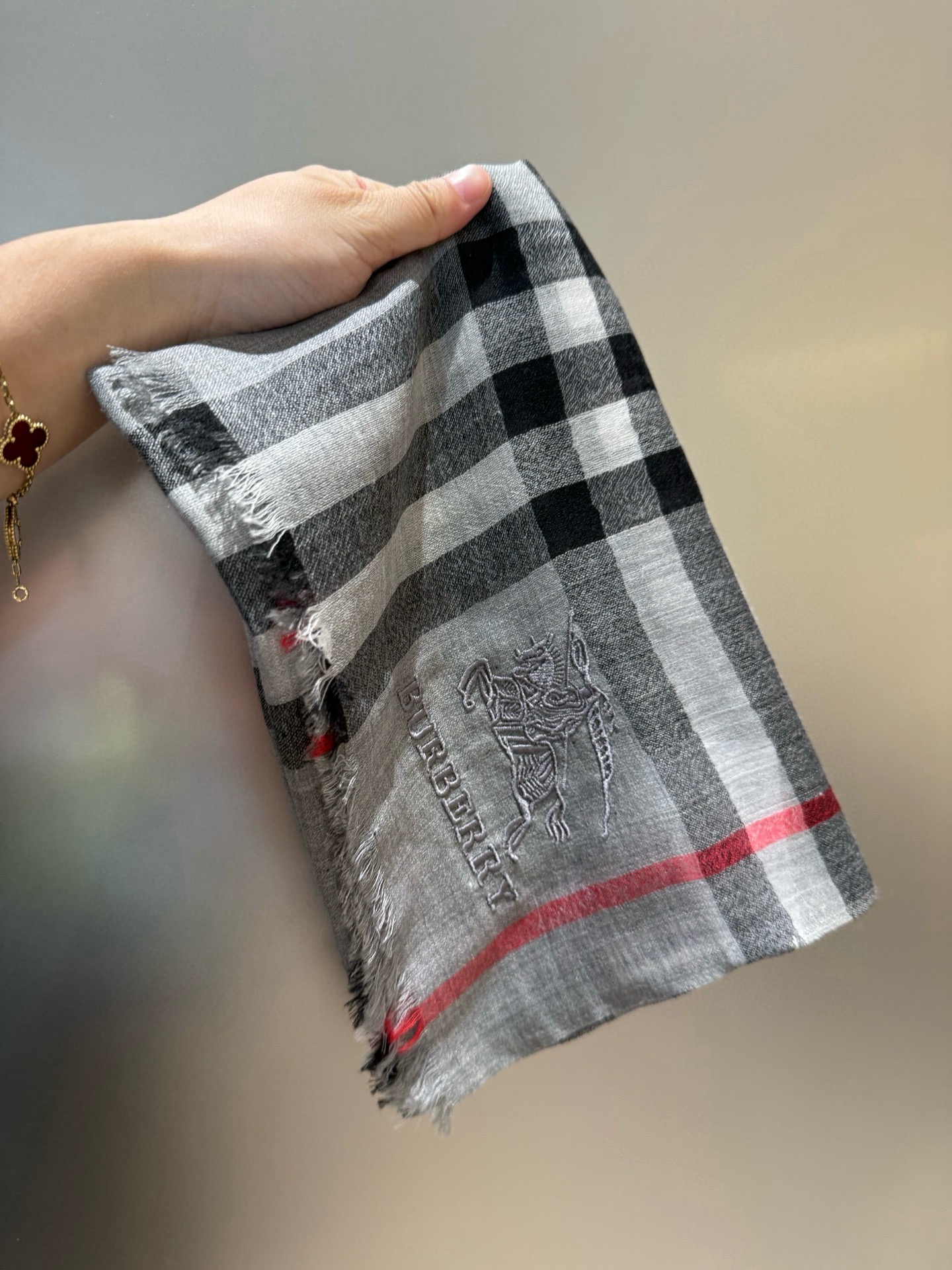 Burberry 巴宝莉正装系列货 专供旗舰店的vip 苏格兰进口山羊绒 知性的款式 的设计 绝对的不是花里胡哨的款式 戒指绒产品可以说是围巾里面最高档次的货品 好产品要懂得保养 它绝对的是小众产品 不是谁都懂的它的好 绝对的品味生活的首选搭配饰品 识货者必入