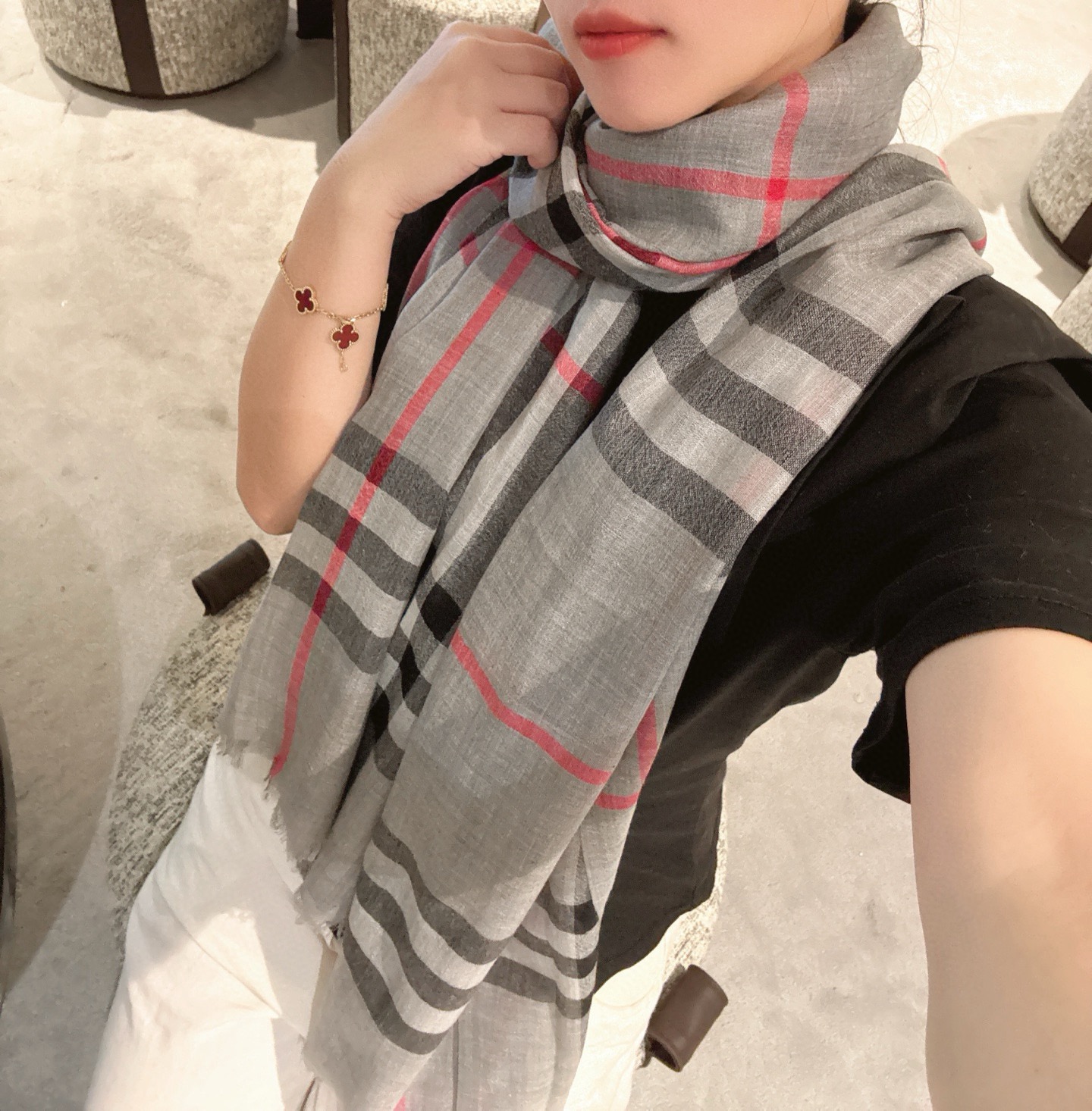 Burberry 巴宝莉正装系列货 专供旗舰店的vip 苏格兰进口山羊绒 知性的款式 的设计 绝对的不是花里胡哨的款式 戒指绒产品可以说是围巾里面最高档次的货品 好产品要懂得保养 它绝对的是小众产品 不是谁都懂的它的好 绝对的品味生活的首选搭配饰品 识货者必入