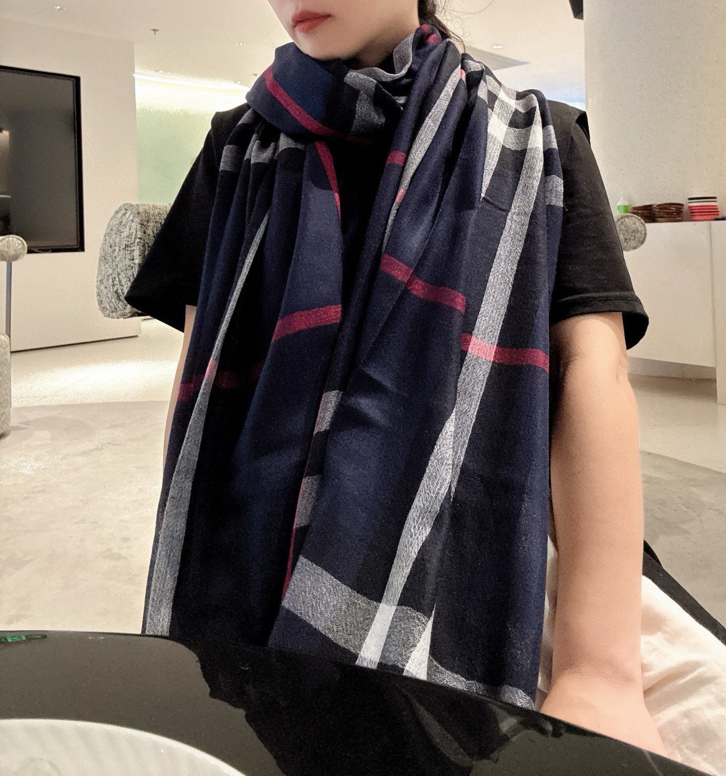 Burberry 巴宝莉正装系列货 专供旗舰店的vip 苏格兰进口山羊绒 知性的款式 的设计 绝对的不是花里胡哨的款式 戒指绒产品可以说是围巾里面最高档次的货品 好产品要懂得保养 它绝对的是小众产品 不是谁都懂的它的好 绝对的品味生活的首选搭配饰品 识货者必入