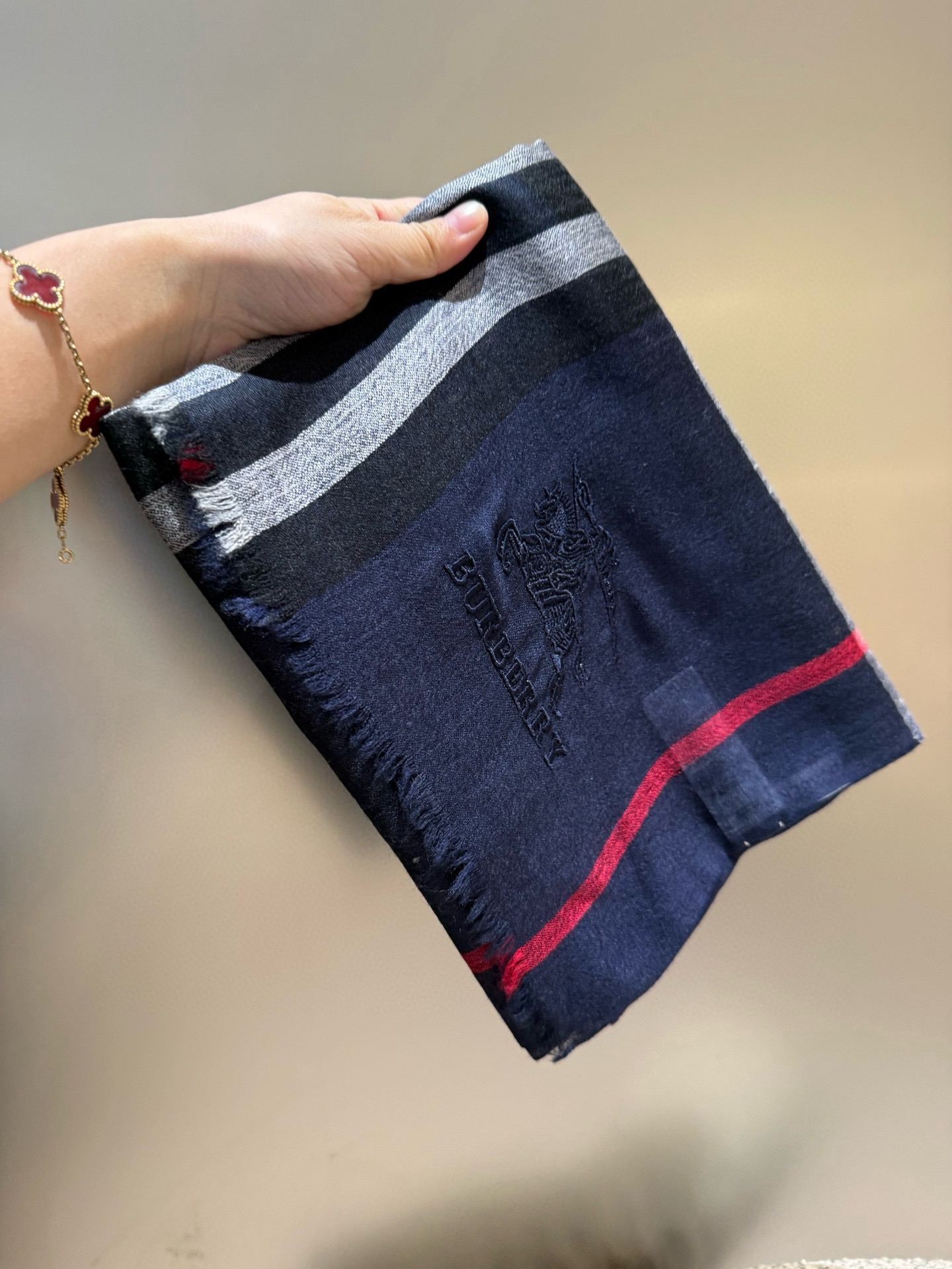 Burberry 巴宝莉正装系列货 专供旗舰店的vip 苏格兰进口山羊绒 知性的款式 的设计 绝对的不是花里胡哨的款式 戒指绒产品可以说是围巾里面最高档次的货品 好产品要懂得保养 它绝对的是小众产品 不是谁都懂的它的好 绝对的品味生活的首选搭配饰品 识货者必入