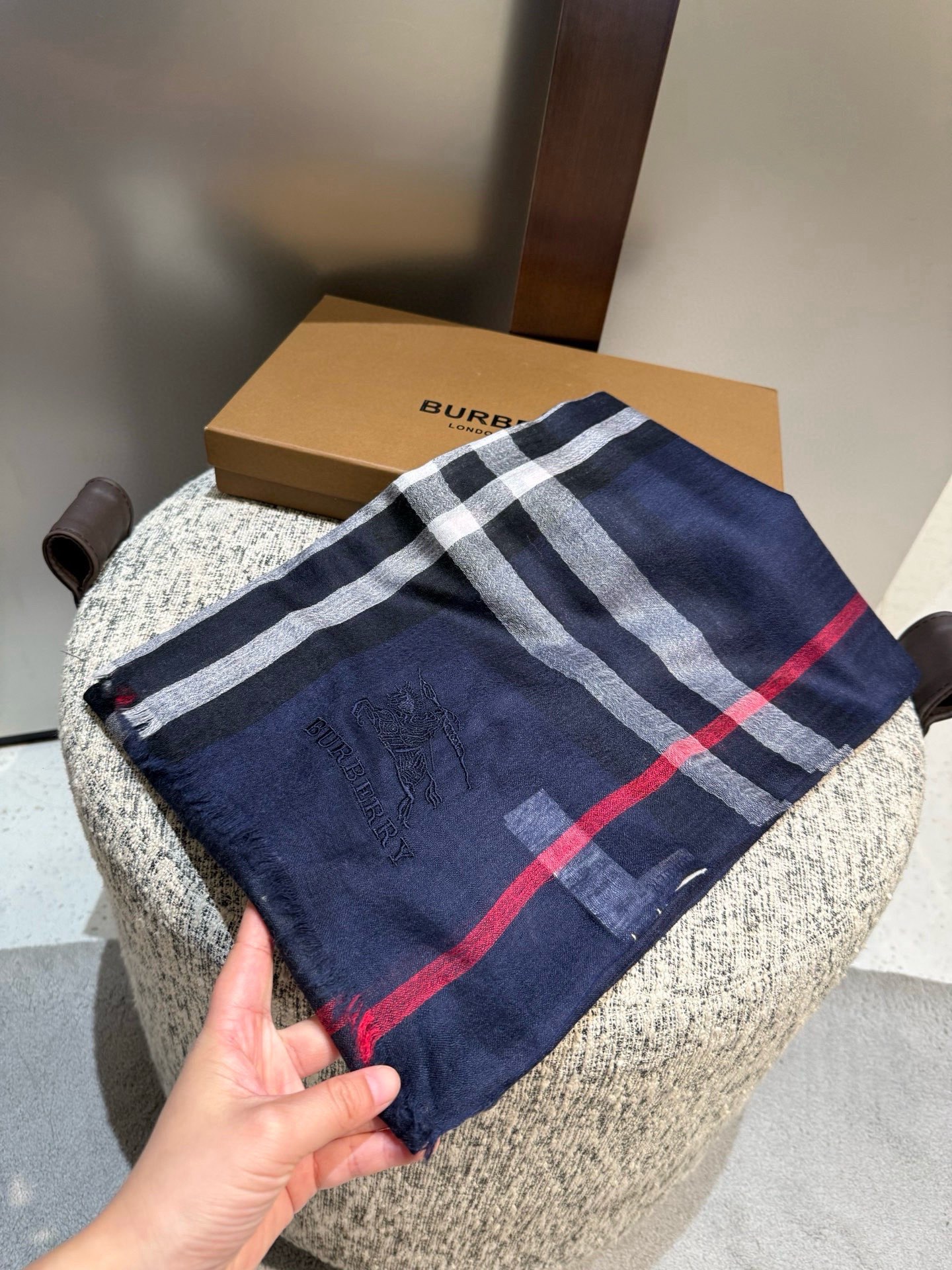 Burberry 巴宝莉正装系列货 专供旗舰店的vip 苏格兰进口山羊绒 知性的款式 的设计 绝对的不是花里胡哨的款式 戒指绒产品可以说是围巾里面最高档次的货品 好产品要懂得保养 它绝对的是小众产品 不是谁都懂的它的好 绝对的品味生活的首选搭配饰品 识货者必入