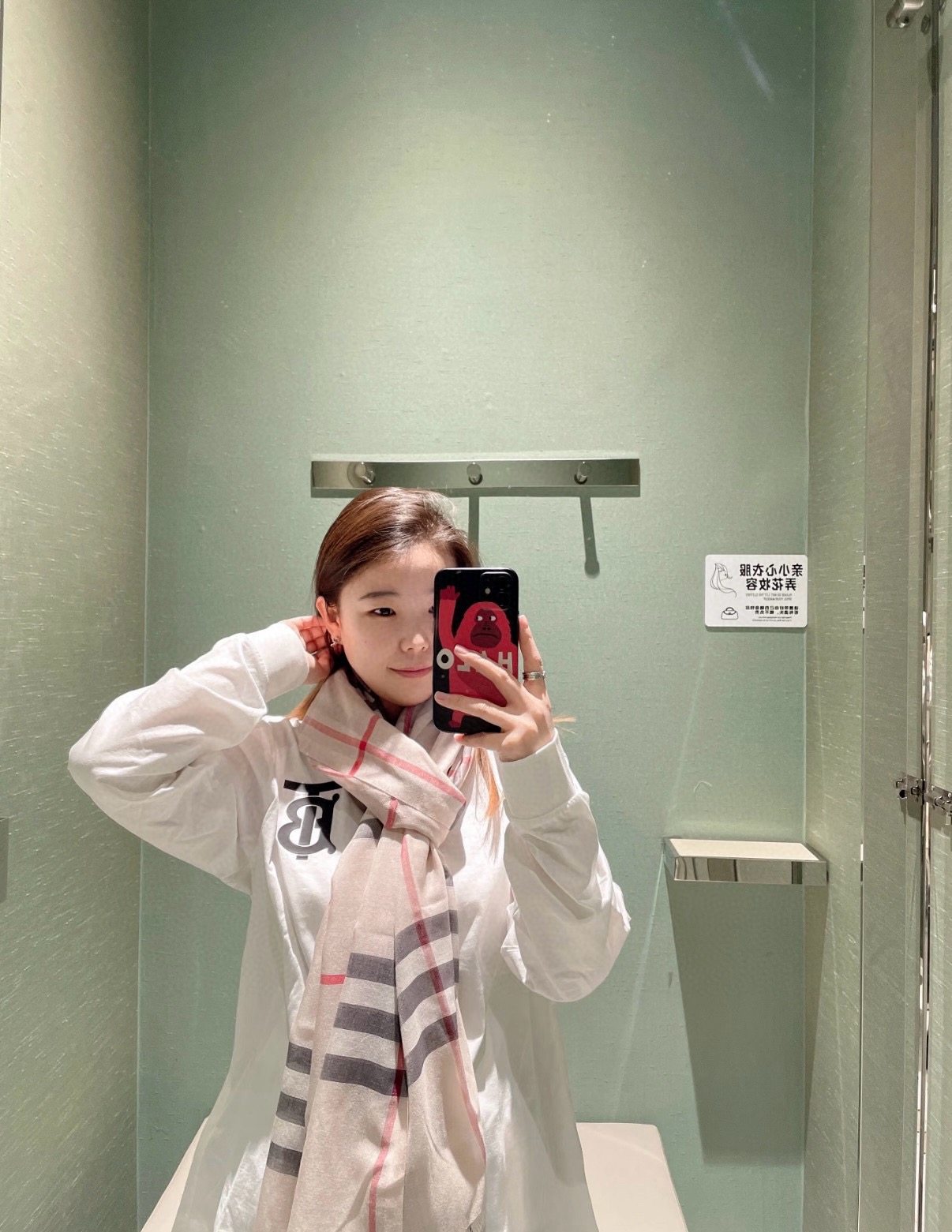 Burberry 巴宝莉正装系列货 专供旗舰店的vip 苏格兰进口山羊绒 知性的款式 的设计 绝对的不是花里胡哨的款式 戒指绒产品可以说是围巾里面最高档次的货品 好产品要懂得保养 它绝对的是小众产品 不是谁都懂的它的好 绝对的品味生活的首选搭配饰品 识货者必入