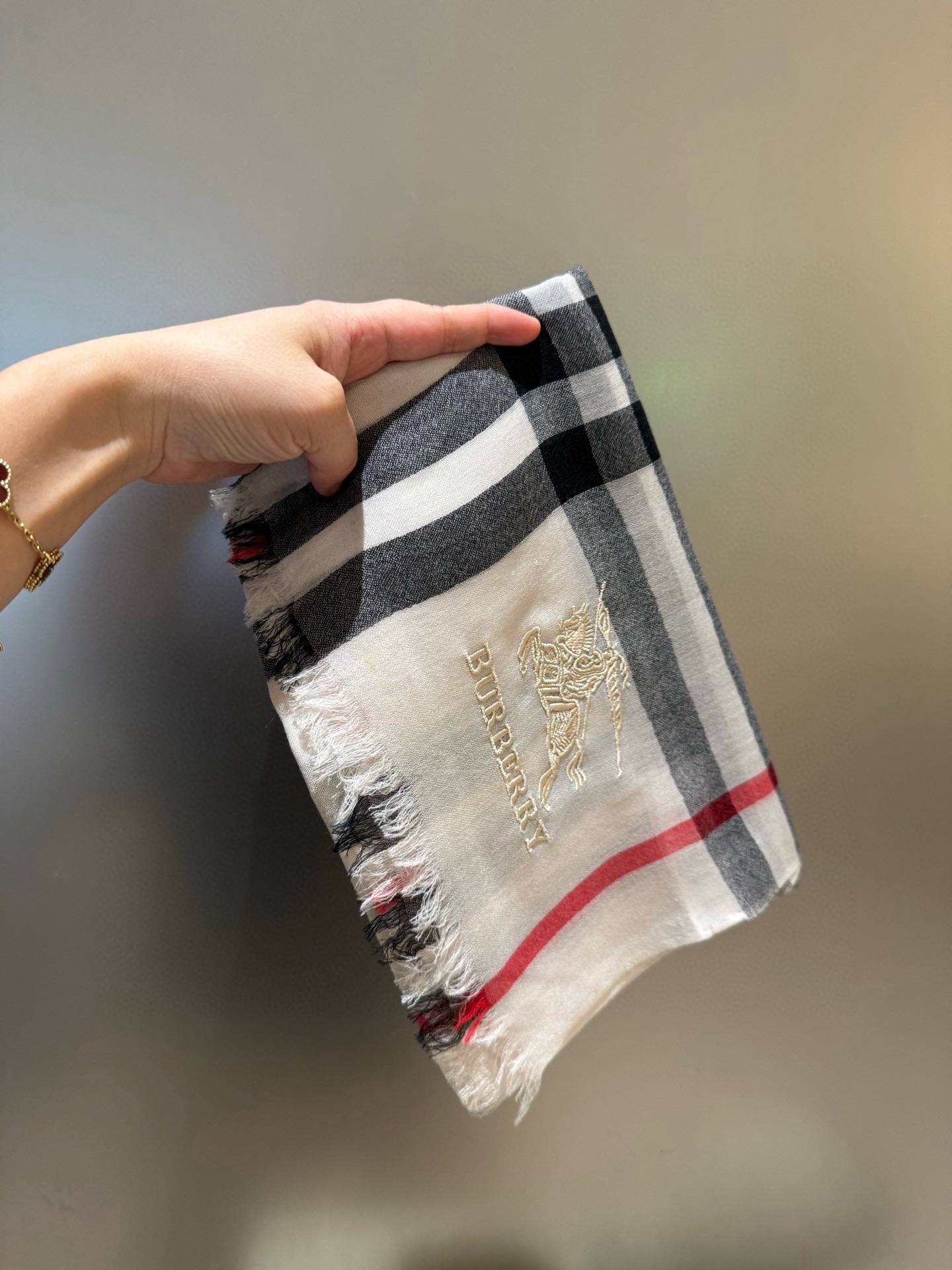 Burberry 巴宝莉正装系列货 专供旗舰店的vip 苏格兰进口山羊绒 知性的款式 的设计 绝对的不是花里胡哨的款式 戒指绒产品可以说是围巾里面最高档次的货品 好产品要懂得保养 它绝对的是小众产品 不是谁都懂的它的好 绝对的品味生活的首选搭配饰品 识货者必入