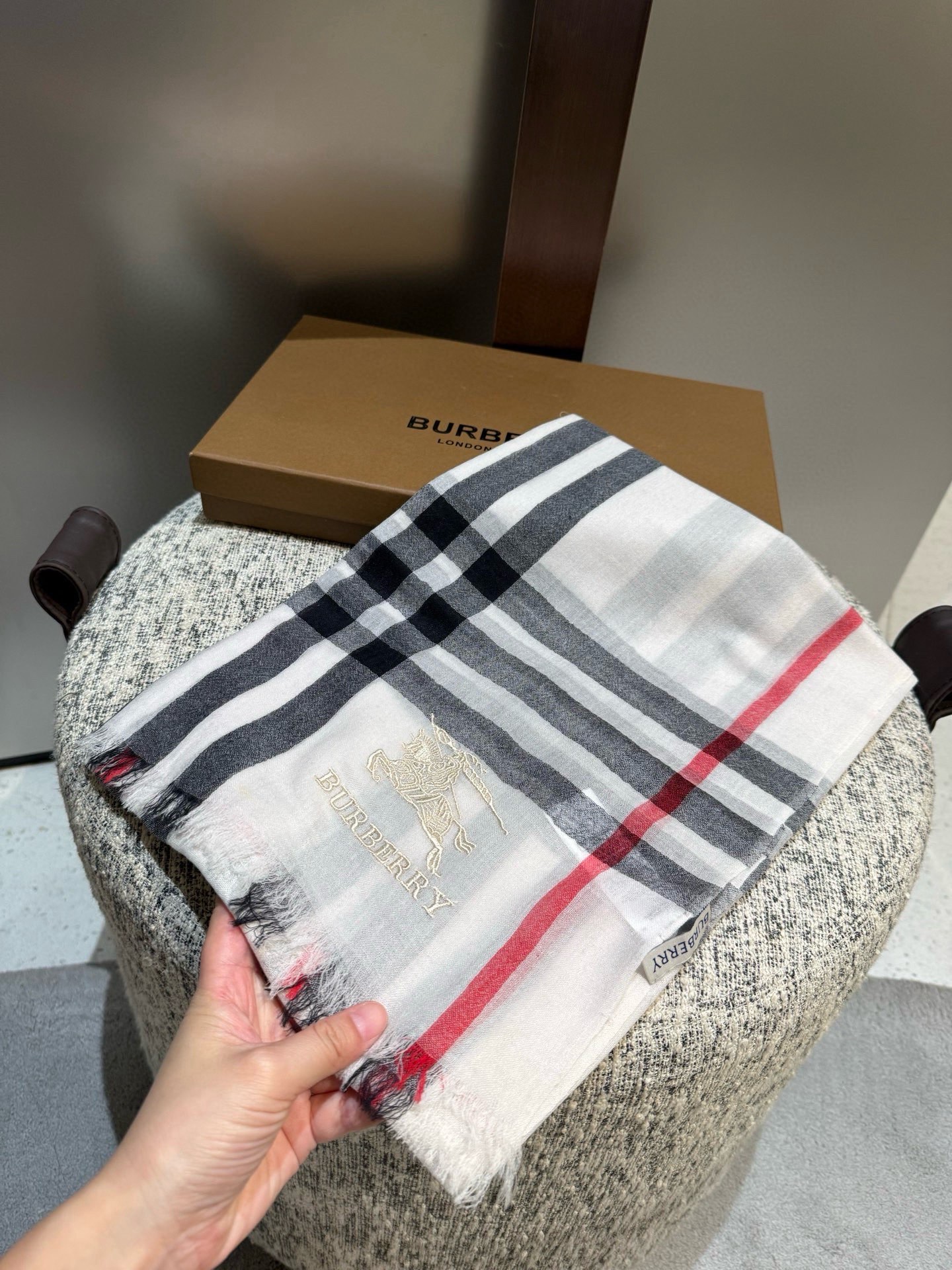 Burberry 巴宝莉正装系列货 专供旗舰店的vip 苏格兰进口山羊绒 知性的款式 的设计 绝对的不是花里胡哨的款式 戒指绒产品可以说是围巾里面最高档次的货品 好产品要懂得保养 它绝对的是小众产品 不是谁都懂的它的好 绝对的品味生活的首选搭配饰品 识货者必入