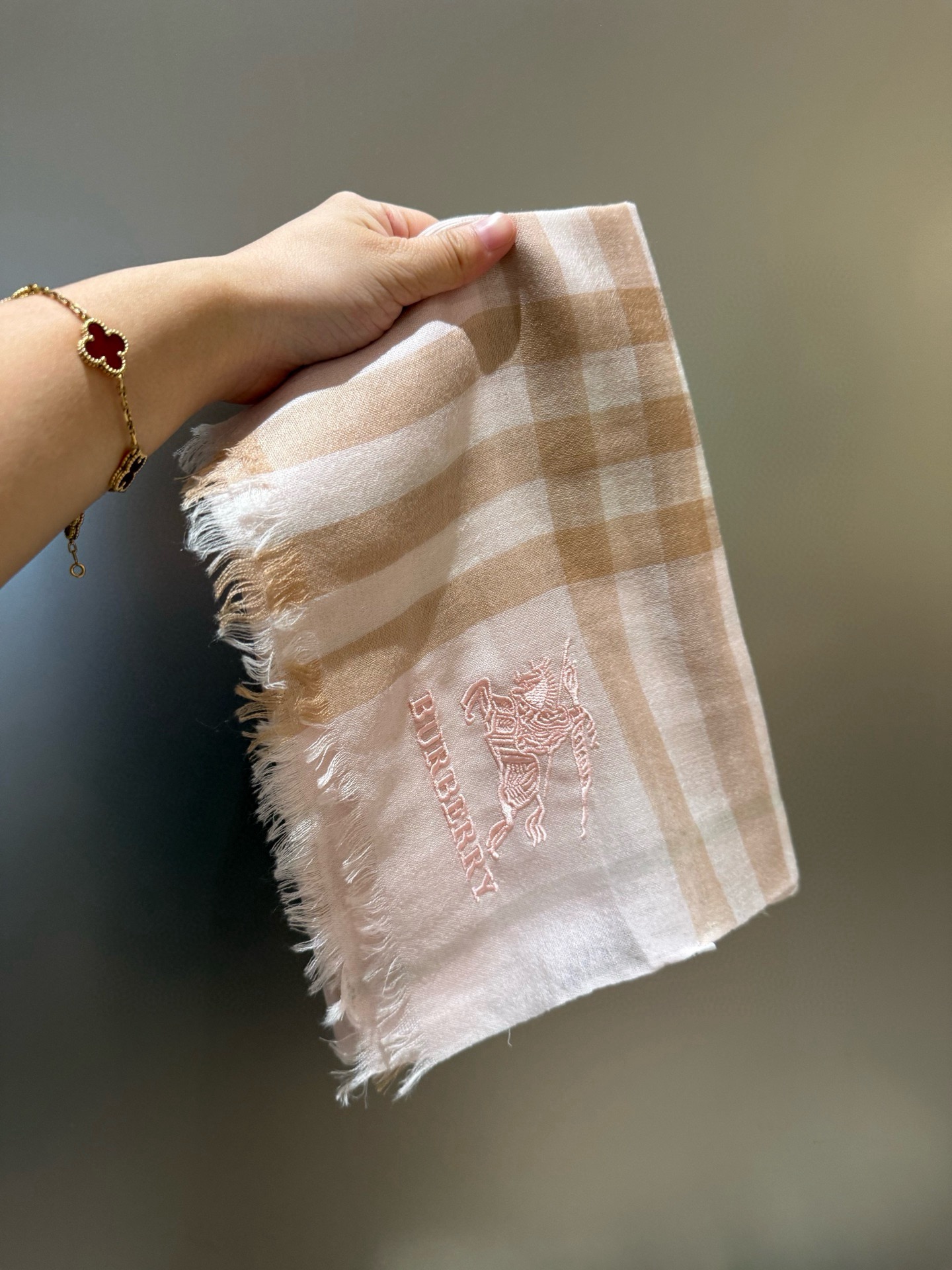 Burberry 巴宝莉正装系列货 专供旗舰店的vip 苏格兰进口山羊绒 知性的款式 的设计 绝对的不是花里胡哨的款式 戒指绒产品可以说是围巾里面最高档次的货品 好产品要懂得保养 它绝对的是小众产品 不是谁都懂的它的好 绝对的品味生活的首选搭配饰品 识货者必入