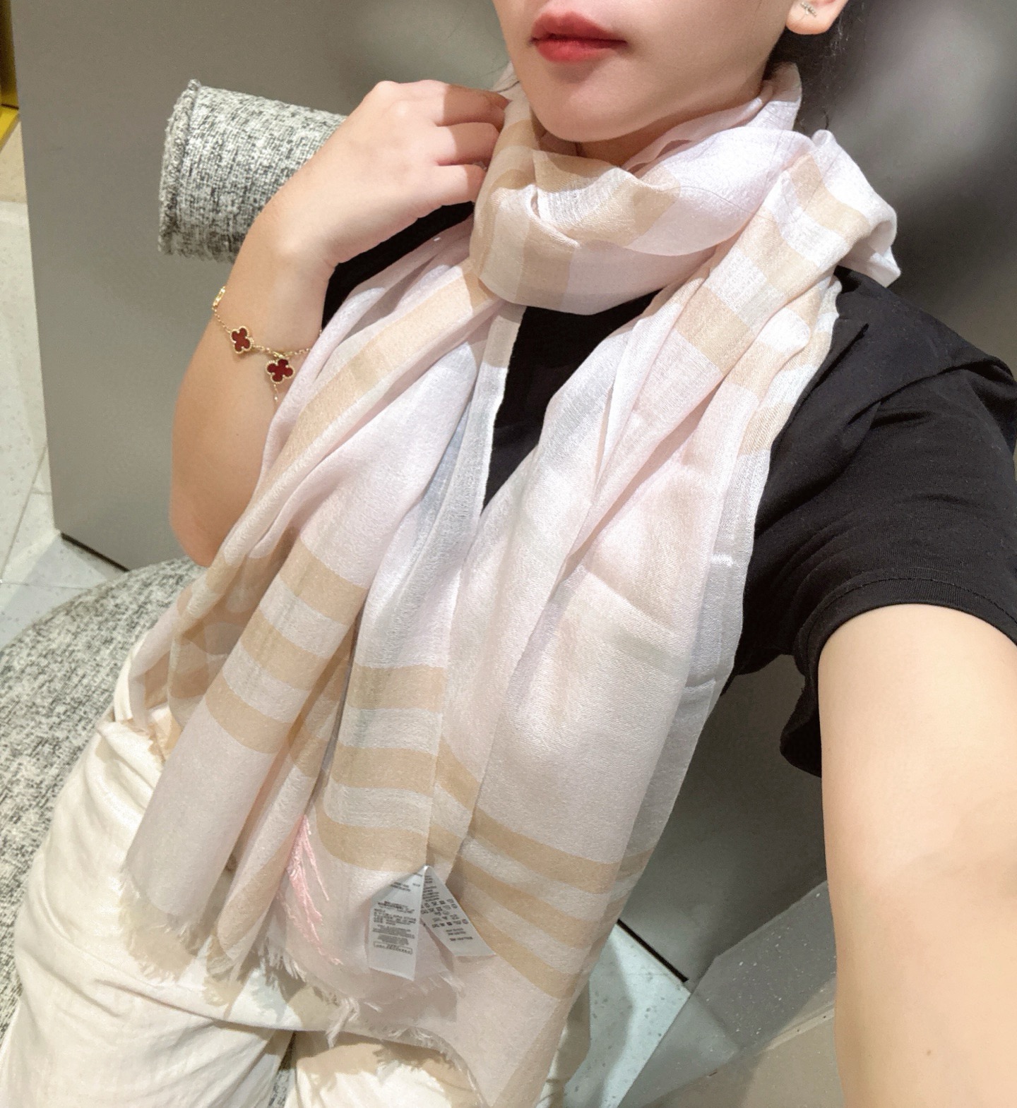 Burberry 巴宝莉正装系列货 专供旗舰店的vip 苏格兰进口山羊绒 知性的款式 的设计 绝对的不是花里胡哨的款式 戒指绒产品可以说是围巾里面最高档次的货品 好产品要懂得保养 它绝对的是小众产品 不是谁都懂的它的好 绝对的品味生活的首选搭配饰品 识货者必入