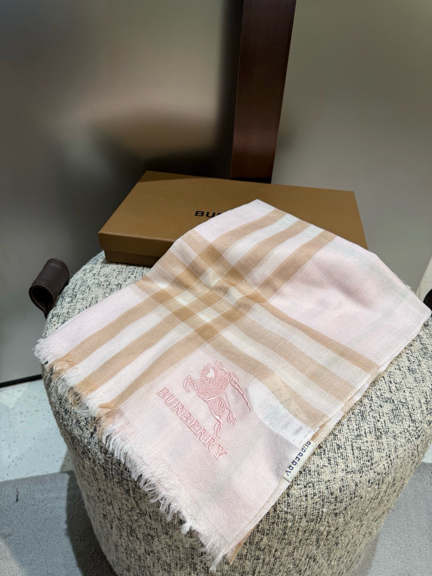 Burberry 巴宝莉正装系列货 专供旗舰店的vip 苏格兰进口山羊绒 知性的款式 的设计 绝对的不是花里胡哨的款式 戒指绒产品可以说是围巾里面最高档次的货品 好产品要懂得保养 它绝对的是小众产品 不是谁都懂的它的好 绝对的品味生活的首选搭配饰品 识货者必入