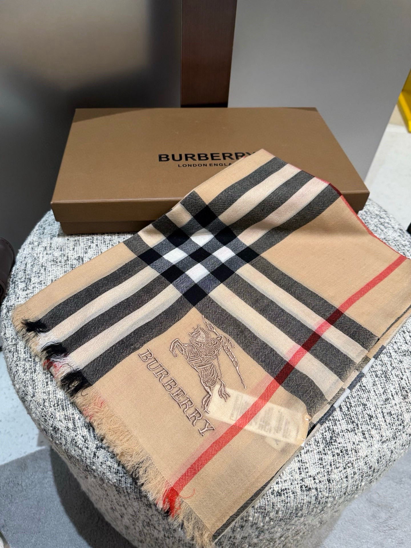 Burberry 巴宝莉正装系列货 专供旗舰店的vip 苏格兰进口山羊绒 知性的款式 的设计 绝对的不是花里胡哨的款式 戒指绒产品可以说是围巾里面最高档次的货品 好产品要懂得保养 它绝对的是小众产品 不是谁都懂的它的好 绝对的品味生活的首选搭配饰品 识货者必入