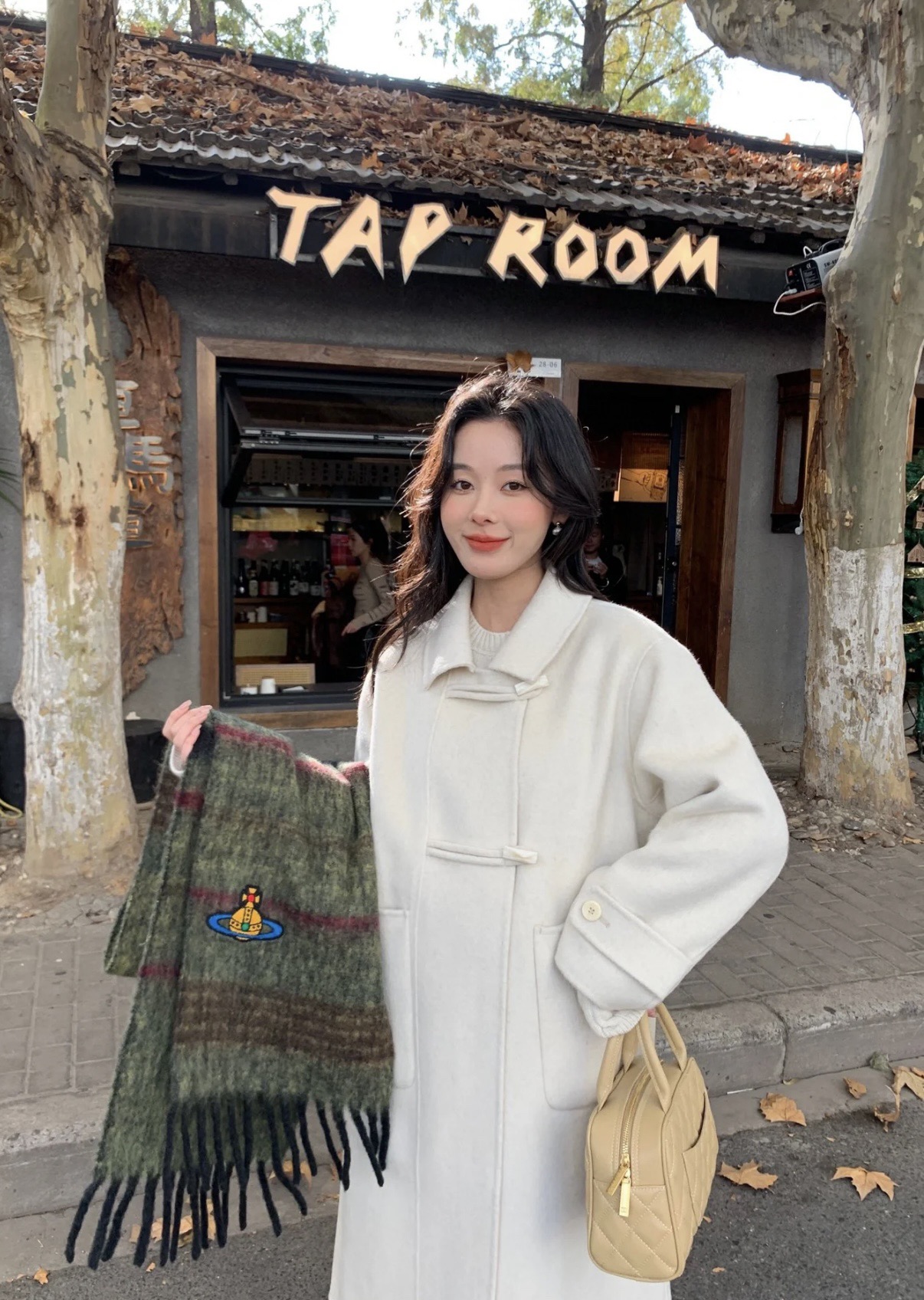 新色 P130 P2040小红书走火爆款 𝐕𝐢𝐯𝐢𝐞𝐧𝐧𝐞 𝐖𝐞𝐬𝐭𝐰𝐨𝐨𝐝🪐✨
经典大土星马海毛围巾 vivienne westwood西太后土星 英国时装设计师,时装的朋克之母!时尚潮流风格,品质强大,超美的设计!简约大气刺绣Logo‼精致💎这个款不用担心不好看,因为经典的元素洋气的新设计!赠礼的完美之选,充分展现个性风范。品质非常整个首饰给人大牌气场的同时又非常精致,让整个人的层次提升好几个level💟绝对值得入手‼️🌟 尺寸30*180!