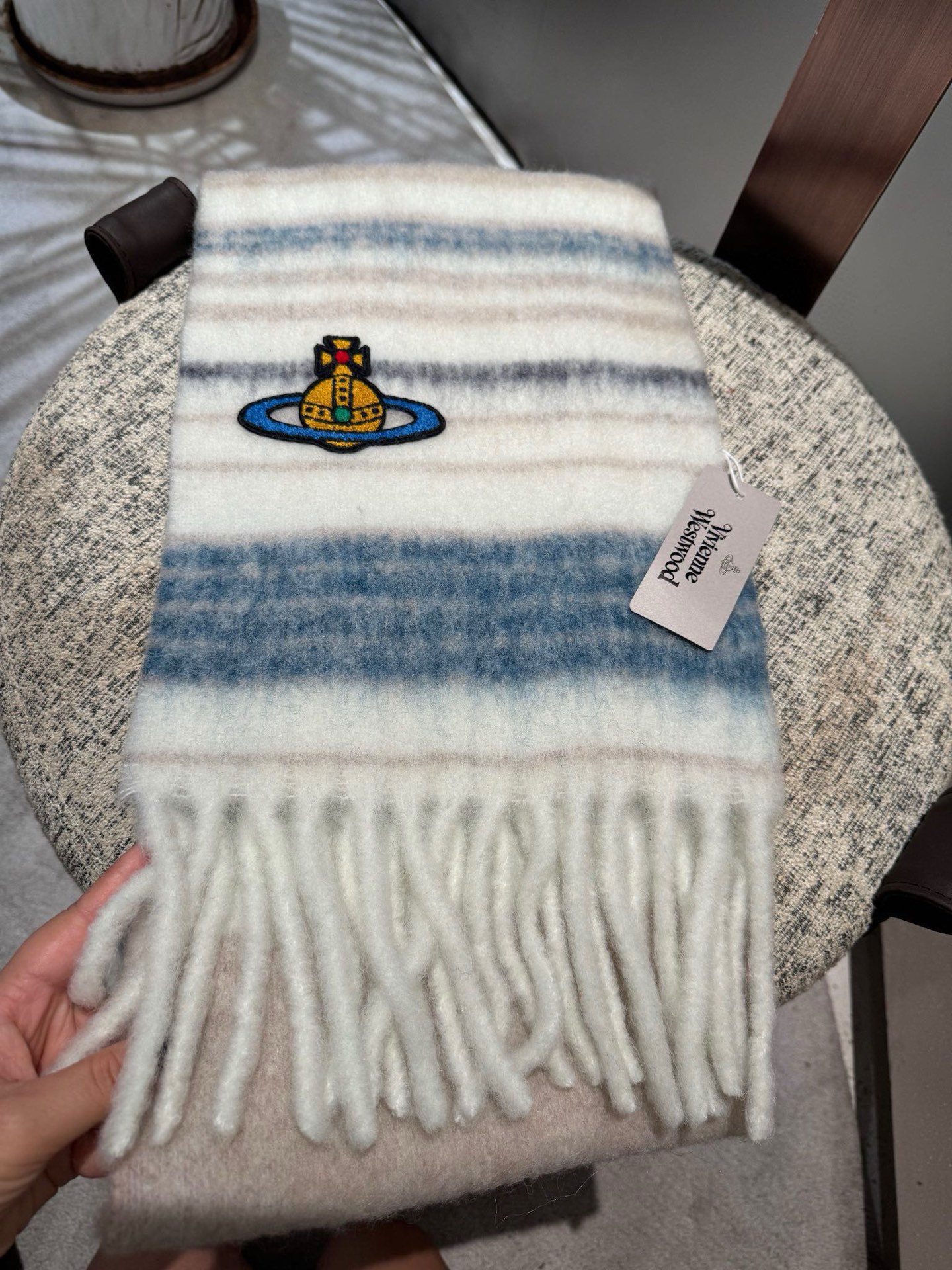 新色 P130 P2040小红书走火爆款 𝐕𝐢𝐯𝐢𝐞𝐧𝐧𝐞 𝐖𝐞𝐬𝐭𝐰𝐨𝐨𝐝🪐✨
经典大土星马海毛围巾 vivienne westwood西太后土星 英国时装设计师,时装的朋克之母!时尚潮流风格,品质强大,超美的设计!简约大气刺绣Logo‼精致💎这个款不用担心不好看,因为经典的元素洋气的新设计!赠礼的完美之选,充分展现个性风范。品质非常整个首饰给人大牌气场的同时又非常精致,让整个人的层次提升好几个level💟绝对值得入手‼️🌟 尺寸30*180!