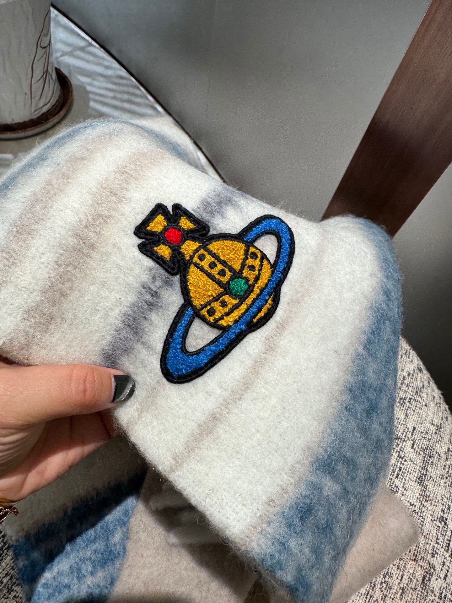 新色 P130 P2040小红书走火爆款 𝐕𝐢𝐯𝐢𝐞𝐧𝐧𝐞 𝐖𝐞𝐬𝐭𝐰𝐨𝐨𝐝🪐✨
经典大土星马海毛围巾 vivienne westwood西太后土星 英国时装设计师,时装的朋克之母!时尚潮流风格,品质强大,超美的设计!简约大气刺绣Logo‼精致💎这个款不用担心不好看,因为经典的元素洋气的新设计!赠礼的完美之选,充分展现个性风范。品质非常整个首饰给人大牌气场的同时又非常精致,让整个人的层次提升好几个level💟绝对值得入手‼️🌟 尺寸30*180!