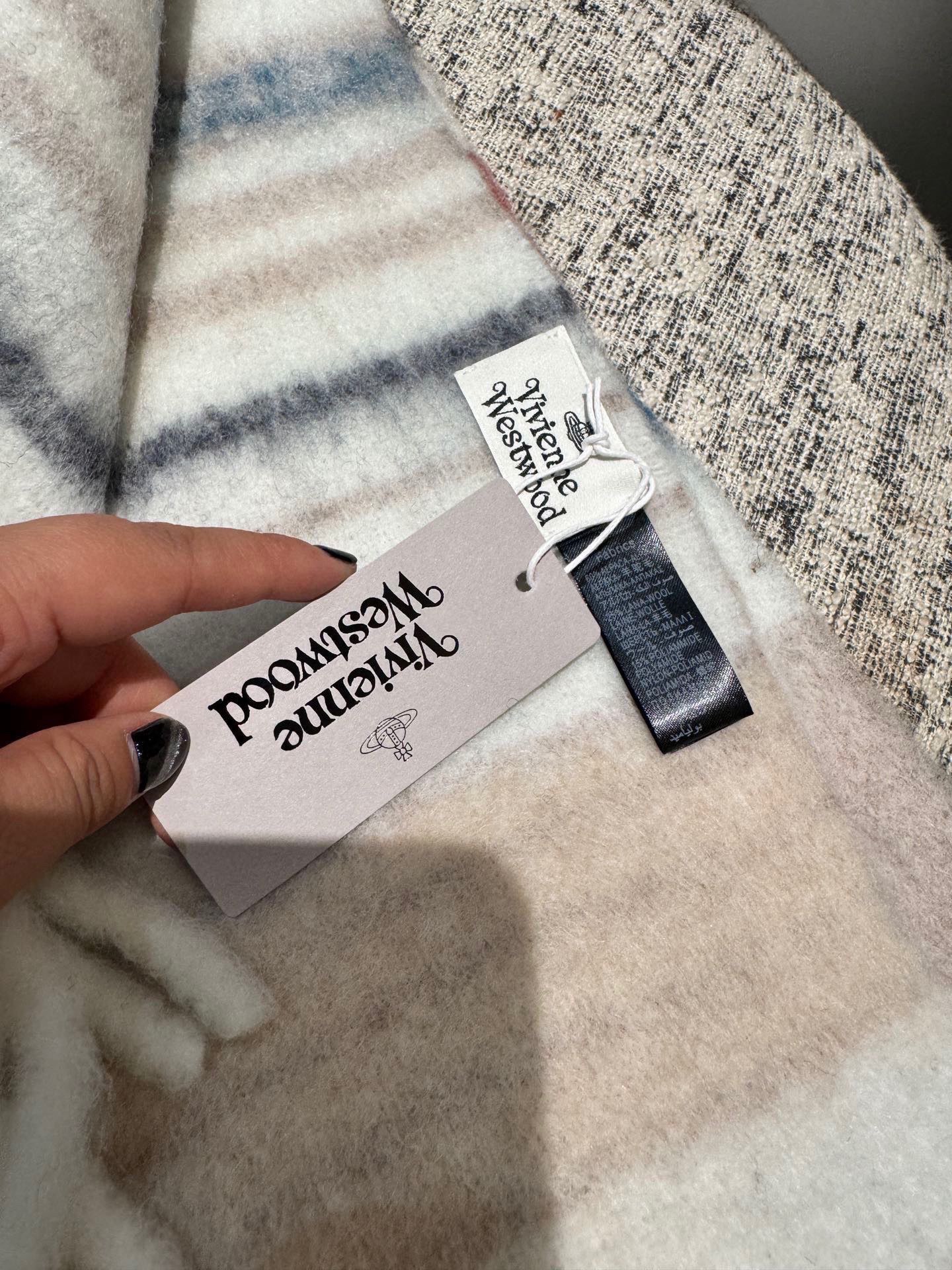 新色 P130 P2040小红书走火爆款 𝐕𝐢𝐯𝐢𝐞𝐧𝐧𝐞 𝐖𝐞𝐬𝐭𝐰𝐨𝐨𝐝🪐✨
经典大土星马海毛围巾 vivienne westwood西太后土星 英国时装设计师,时装的朋克之母!时尚潮流风格,品质强大,超美的设计!简约大气刺绣Logo‼精致💎这个款不用担心不好看,因为经典的元素洋气的新设计!赠礼的完美之选,充分展现个性风范。品质非常整个首饰给人大牌气场的同时又非常精致,让整个人的层次提升好几个level💟绝对值得入手‼️🌟 尺寸30*180!