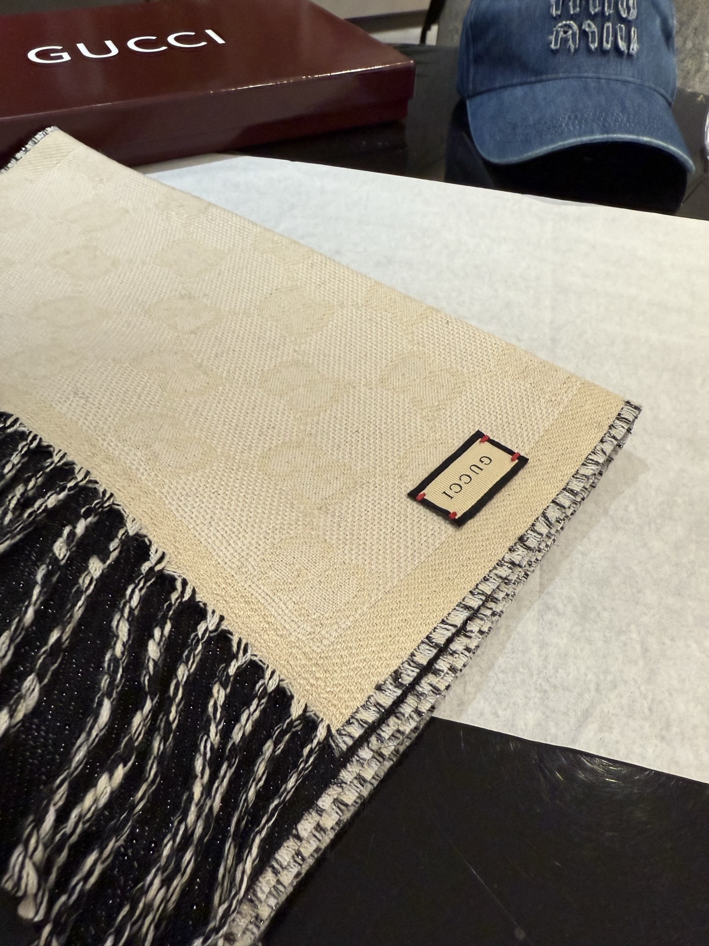 P135 P牛❗️稳稳的“高段位”!时髦过冬!!Gucci秋冬新款提花双面围巾!高端奢华,非常重工的双面老花设计,正反两面都采用GG图案,灵动而又不失俏皮。高级时髦精必入推荐,品质牛的不需要多说了,上身的感觉真的无敌高级气质!!来自女人们都会爱的Gucci老花~又是美出了天际啊!!自带高级气场,Gucci独有的高级时髦,稳稳的“高段位”!羊毛手感超级厚实柔软舒服!!!真的非常令人佩服,非常有大牌的气场,张力十足,温柔时尚知性!尺寸规格:34*195cm