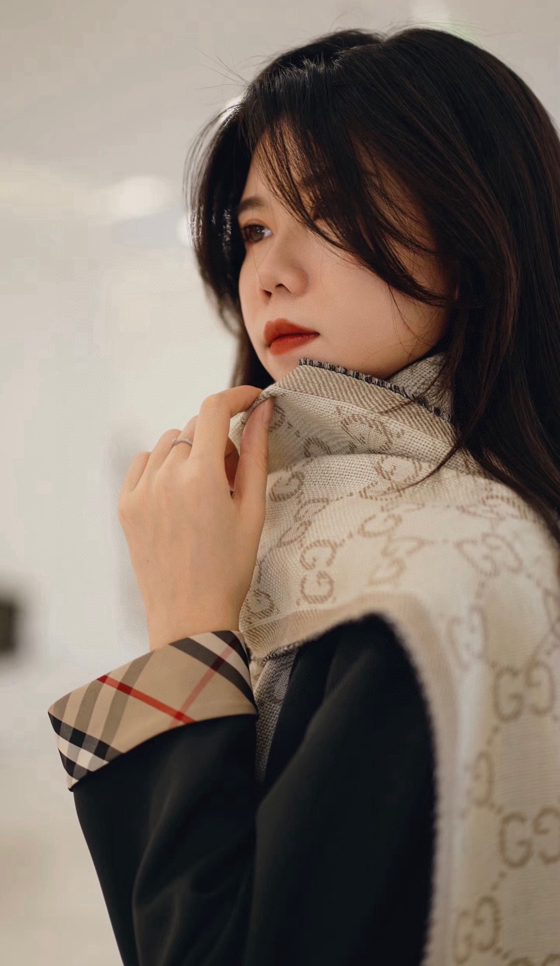 P135 P牛❗️稳稳的“高段位”!时髦过冬!!Gucci秋冬新款提花双面围巾!高端奢华,非常重工的双面老花设计,正反两面都采用GG图案,灵动而又不失俏皮。高级时髦精必入推荐,品质牛的不需要多说了,上身的感觉真的无敌高级气质!!来自女人们都会爱的Gucci老花~又是美出了天际啊!!自带高级气场,Gucci独有的高级时髦,稳稳的“高段位”!羊毛手感超级厚实柔软舒服!!!真的非常令人佩服,非常有大牌的气场,张力十足,温柔时尚知性!尺寸规格:34*195cm