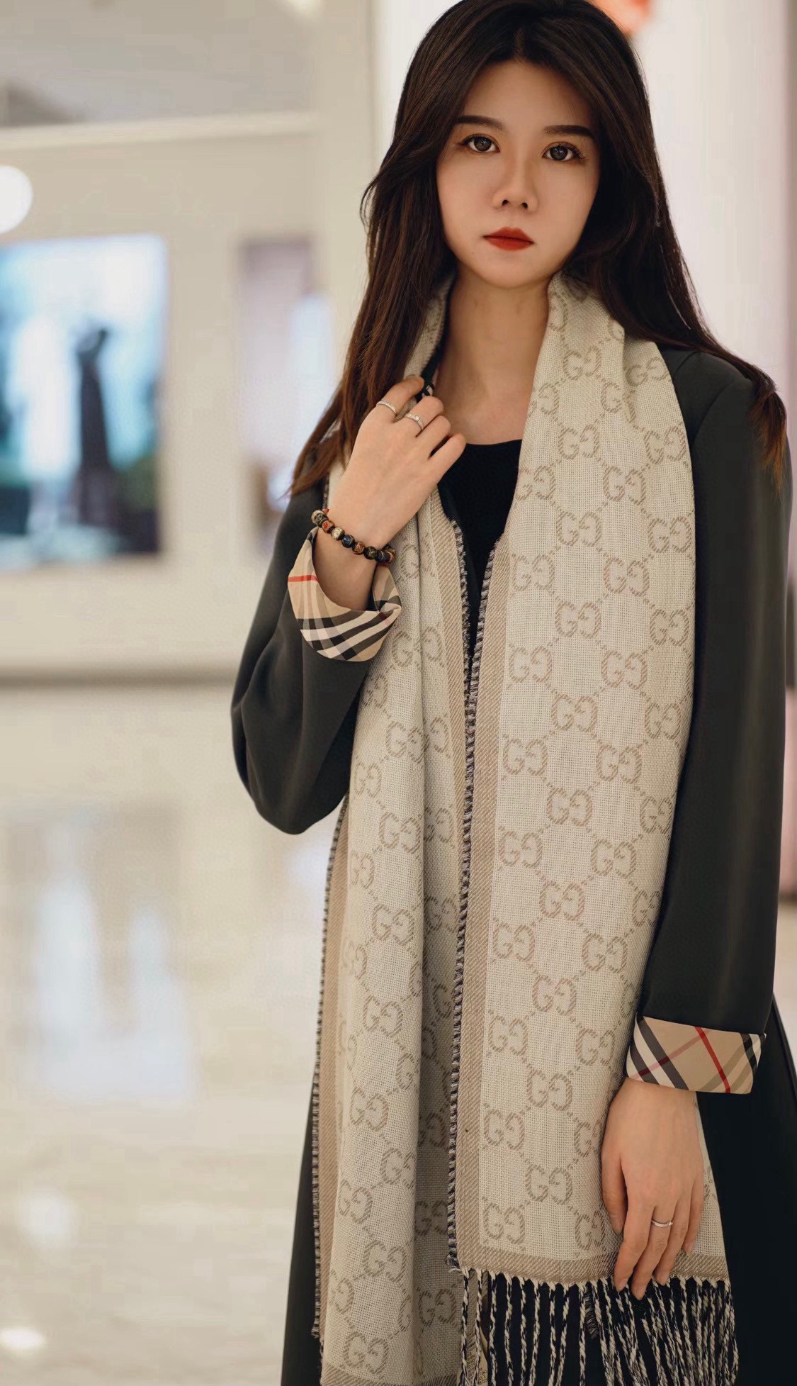 P135 P牛❗️稳稳的“高段位”!时髦过冬!!Gucci秋冬新款提花双面围巾!高端奢华,非常重工的双面老花设计,正反两面都采用GG图案,灵动而又不失俏皮。高级时髦精必入推荐,品质牛的不需要多说了,上身的感觉真的无敌高级气质!!来自女人们都会爱的Gucci老花~又是美出了天际啊!!自带高级气场,Gucci独有的高级时髦,稳稳的“高段位”!羊毛手感超级厚实柔软舒服!!!真的非常令人佩服,非常有大牌的气场,张力十足,温柔时尚知性!尺寸规格:34*195cm