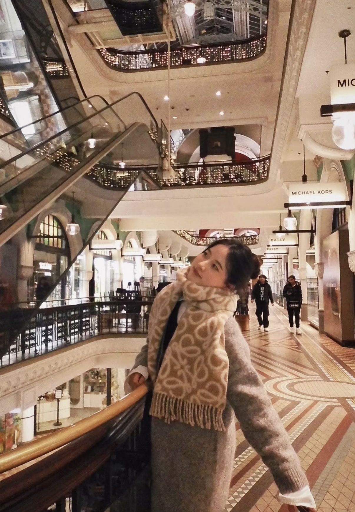 NO:619871,Loewe's Paris Fashion Show 2025 double-sided cashmere scarf foundry for business men and women selects the finest ultra-fine wool blended fiber, combs it by hand, is time-consuming and labor-intensive, and then soaks it in clean spring water to give the cashmere fiber a unique fluffy texture. It feels so delicate, and finally uses exquisite stamping and ironing techniques to give it a luxurious and soft surface luster. The process is particularly complicated, and it uses fine wool blended from the Mongolian Plateau!  !  It feels full of fine fluff!  This price is absolutely 100% affordable!  Exquisite embroidery craftsmanship!  Great for giving as a gift or keeping for yourself!  Absolutely good stuff!  Size 180 (including beard)*32 high version scarf, high version scarf, loewe19860909罗意威2025巴黎时装展商务男士女士通用双面羊绒围巾代工厂臻选上乘的超细羊毛混绒纤维 进行纯手工精梳处理 耗时耗力 再以清泉水浸泡涤荡 使羊绒纤维呈现出独特的蓬松质感 手感才如此细腻 最后以考究压印与熨烫工艺 才有奢华柔和的表面光泽 工艺特别复杂哦采用蒙古高原细羊毛混绒！！手感满满地都是细腻的绒毛！这个价格绝对百分之百的实惠！精湛绝伦的绣字工艺！送礼自留都不错！绝对好货！尺寸180（含须）*32高版本围巾,高版本围巾,loewe,scarf