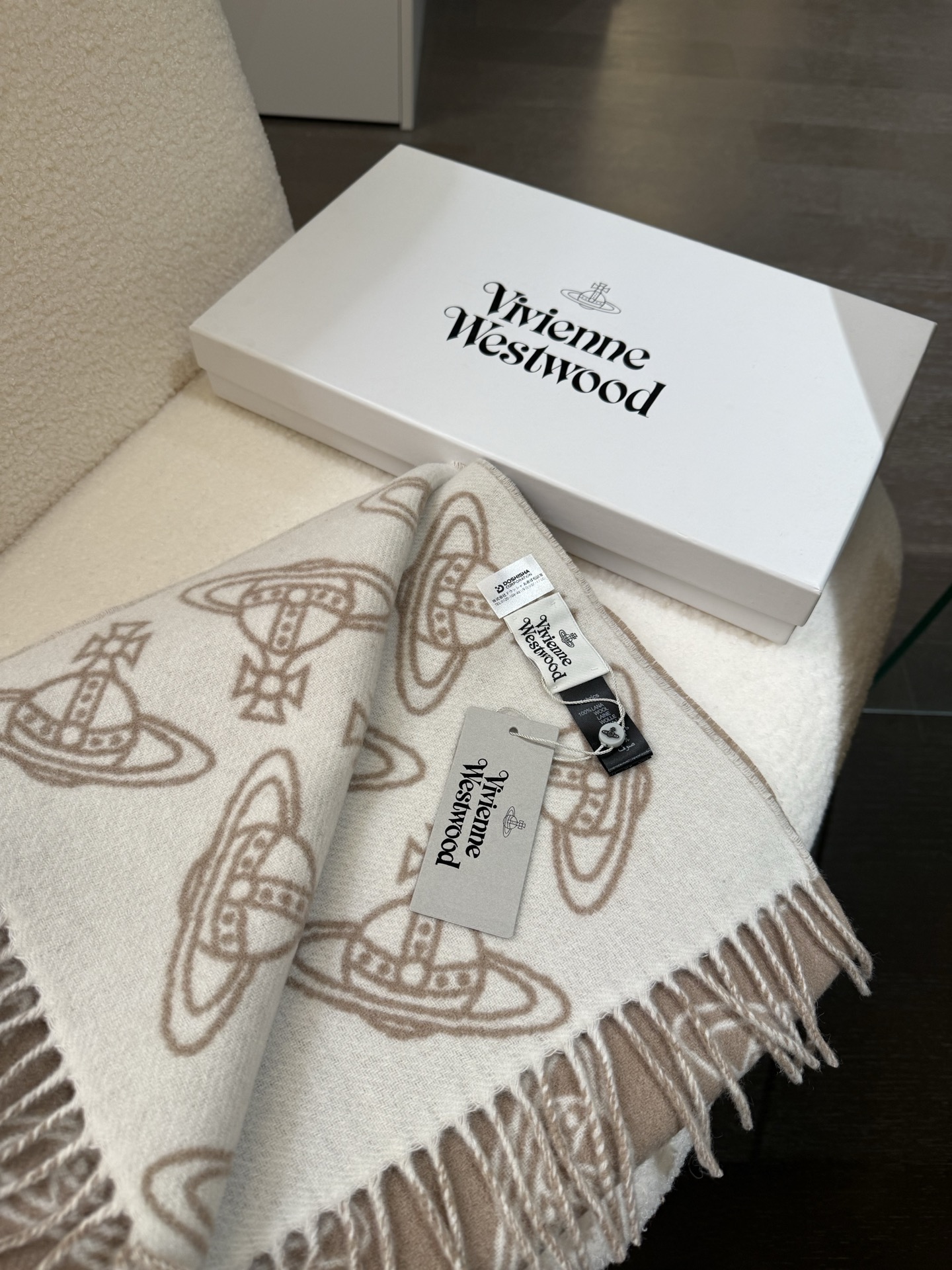 Vivienne Westwood Westwood”最爱的地球 从精神上 Vivenne Westwood才是最能代表英国人的 品牌