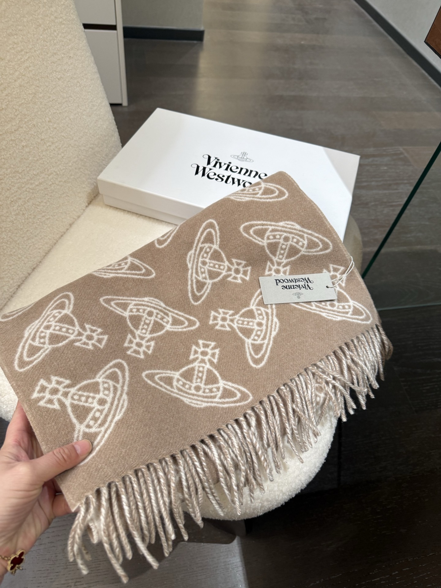 Vivienne Westwood Westwood”最爱的地球 从精神上 Vivenne Westwood才是最能代表英国人的 品牌