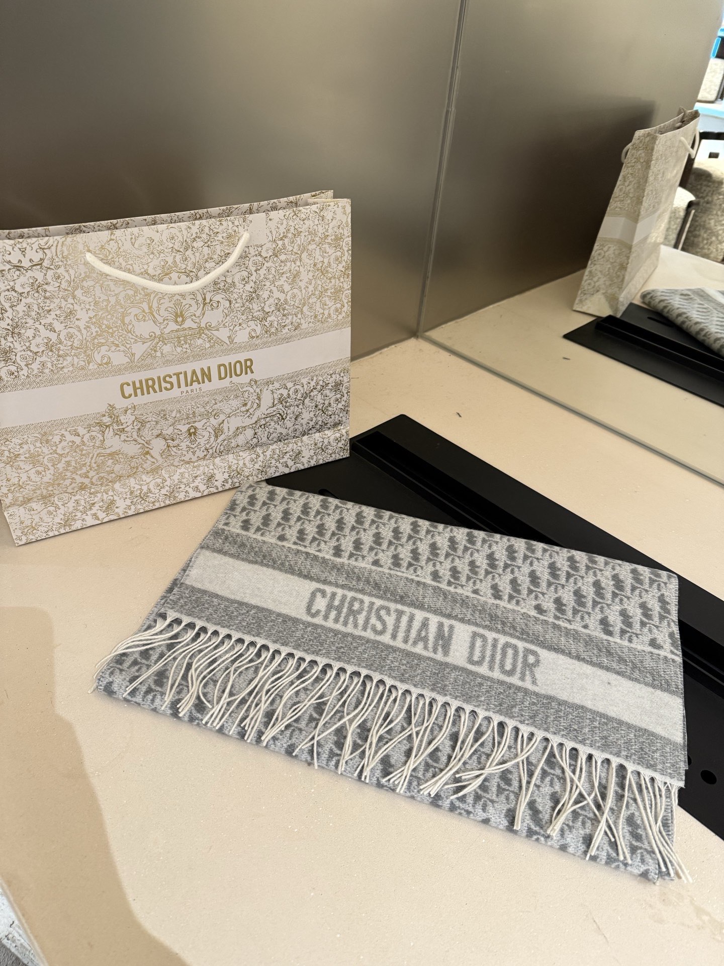 高版本P👍Dior最新时髦围巾，同步专柜‼️今年我们的真的是高端Level，😊妥妥的家属福利👍少之又少的