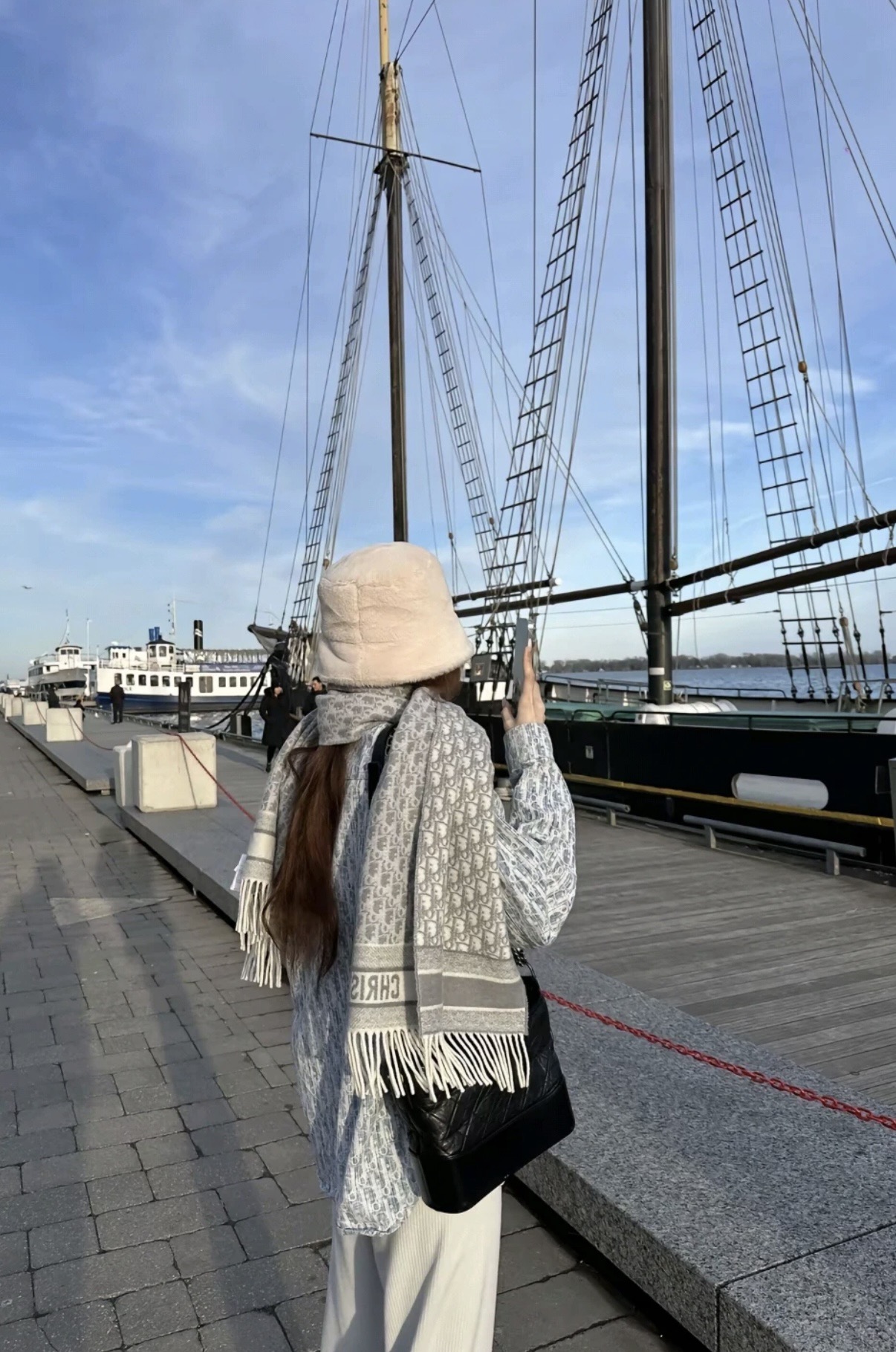 高版本P👍Dior最新时髦围巾，同步专柜‼️今年我们的真的是高端Level，😊妥妥的家属福利👍少之又少的