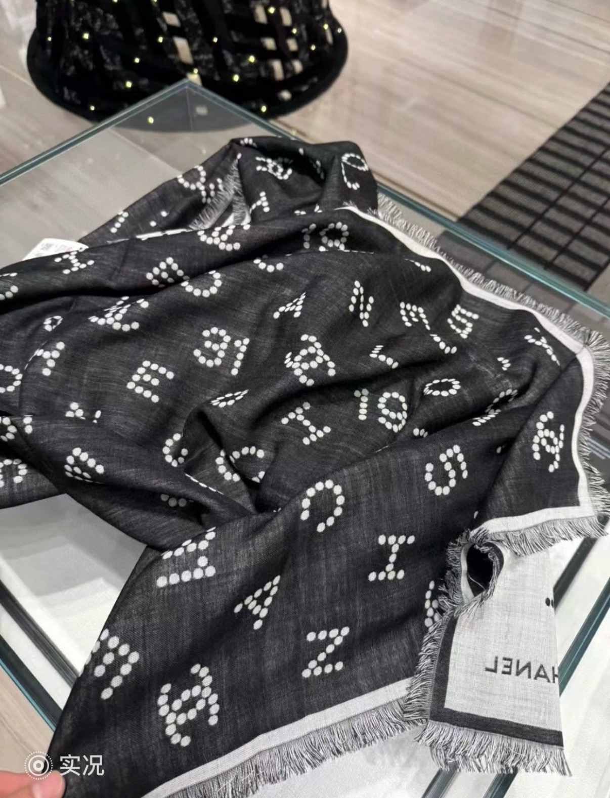 P市场高版本😎chanel25C围巾，羊绒➕丝，软软糯糯，这条珍珠样式双面提花黑灰配色，非常百搭，140