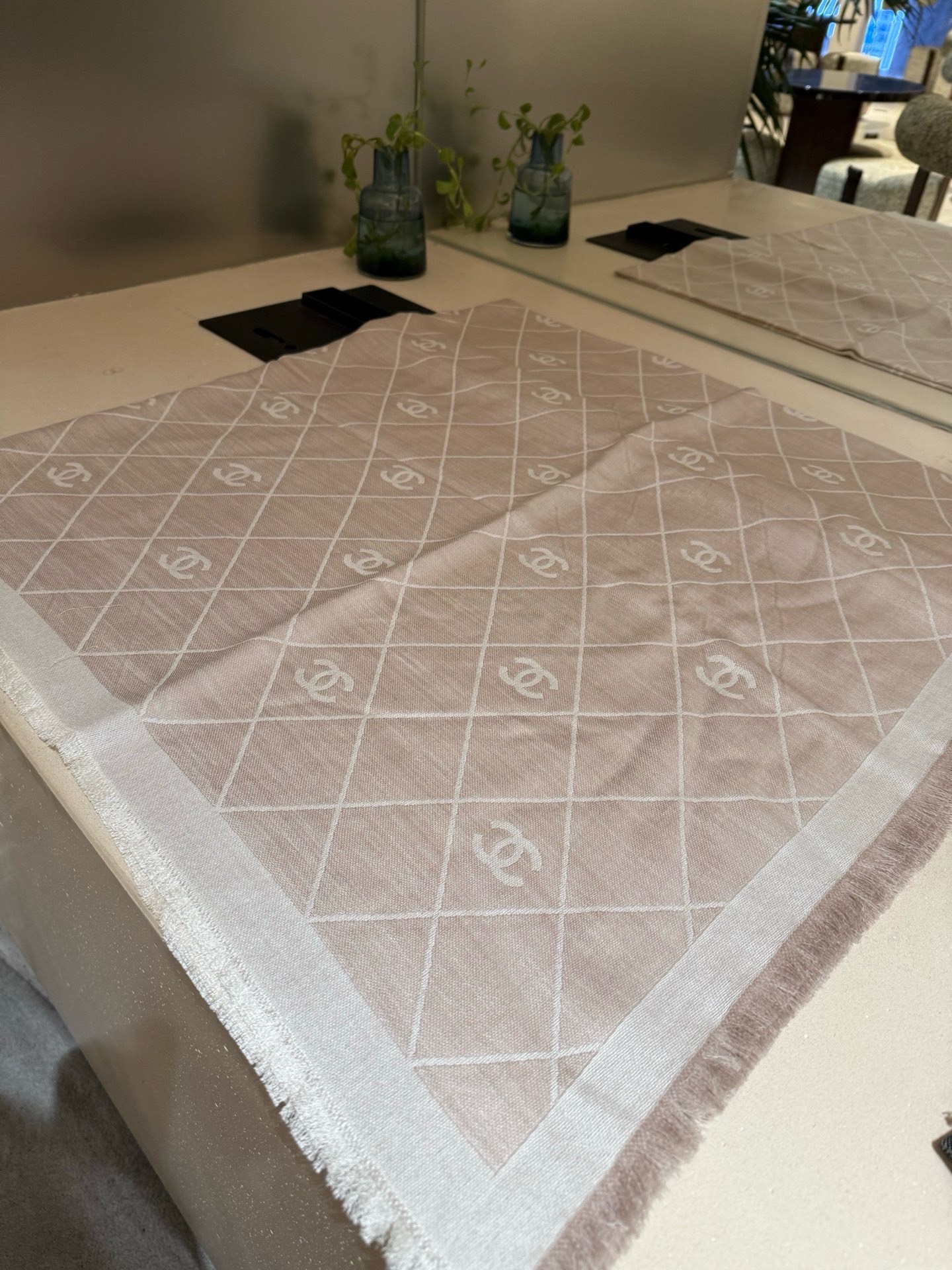 P奶茶色！2025最爆火的chanel 菱格披肩，双面设计体验不同风格穿搭，永远不会过时的经典，根本抢不