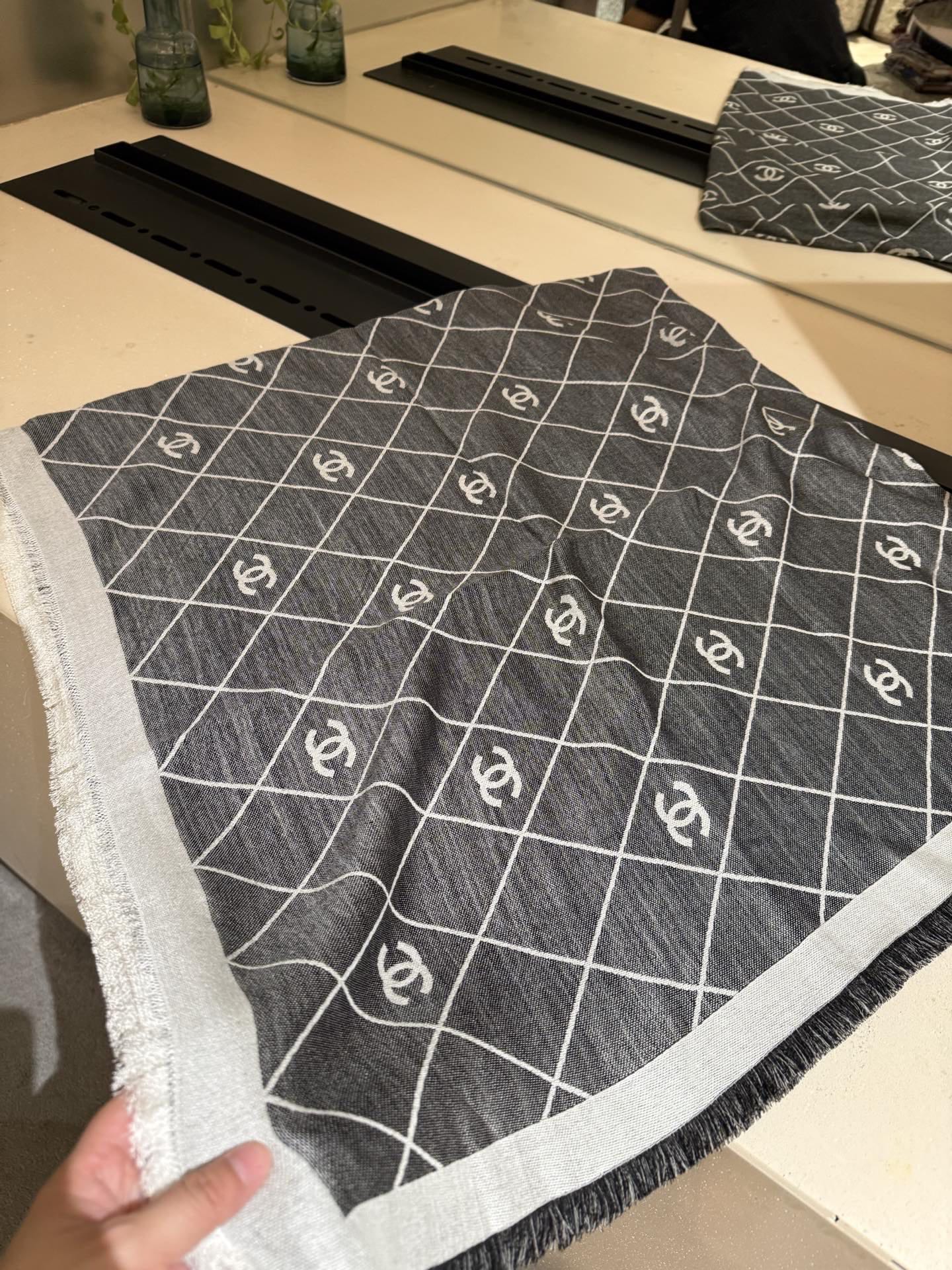 P黑灰色2025最爆火的chanel 菱格披肩，双面设计体验不同风格穿搭，永远不会过时的经典，根本抢不到