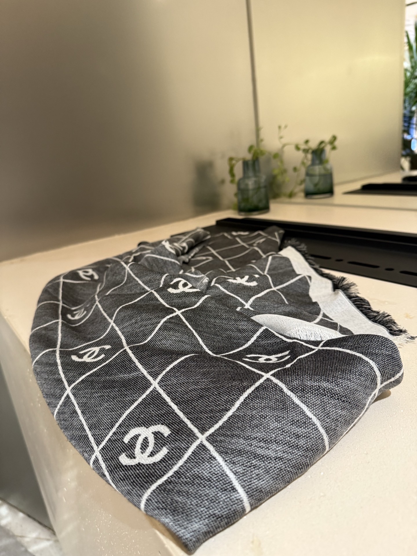 P黑灰色2025最爆火的chanel 菱格披肩，双面设计体验不同风格穿搭，永远不会过时的经典，根本抢不到