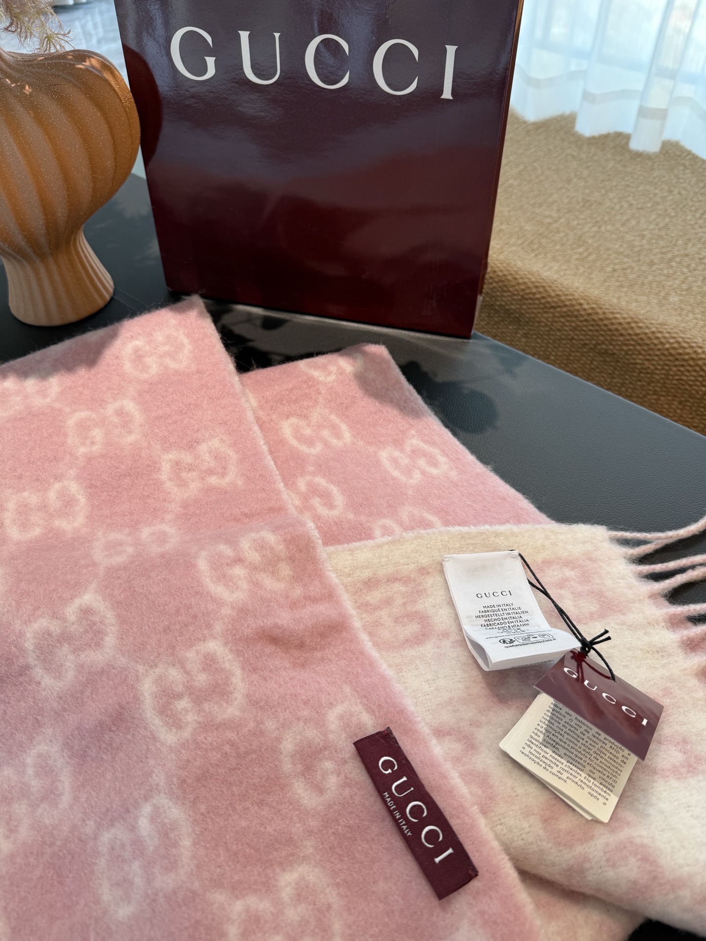 PGucci渐变色围巾🧣＂2026早春系列女士软配饰焕新诠释品牌标志性图案。这款围巾以羊驼毛混纺面料打造