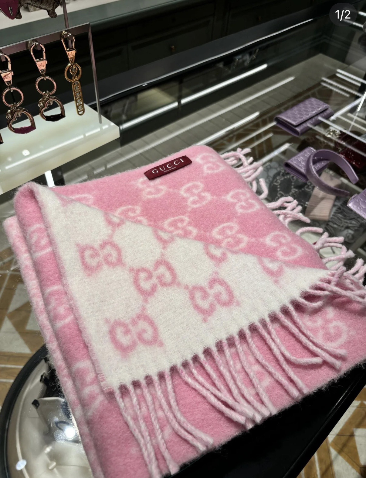 PGucci渐变色围巾🧣＂2026早春系列女士软配饰焕新诠释品牌标志性图案。这款围巾以羊驼毛混纺面料打造