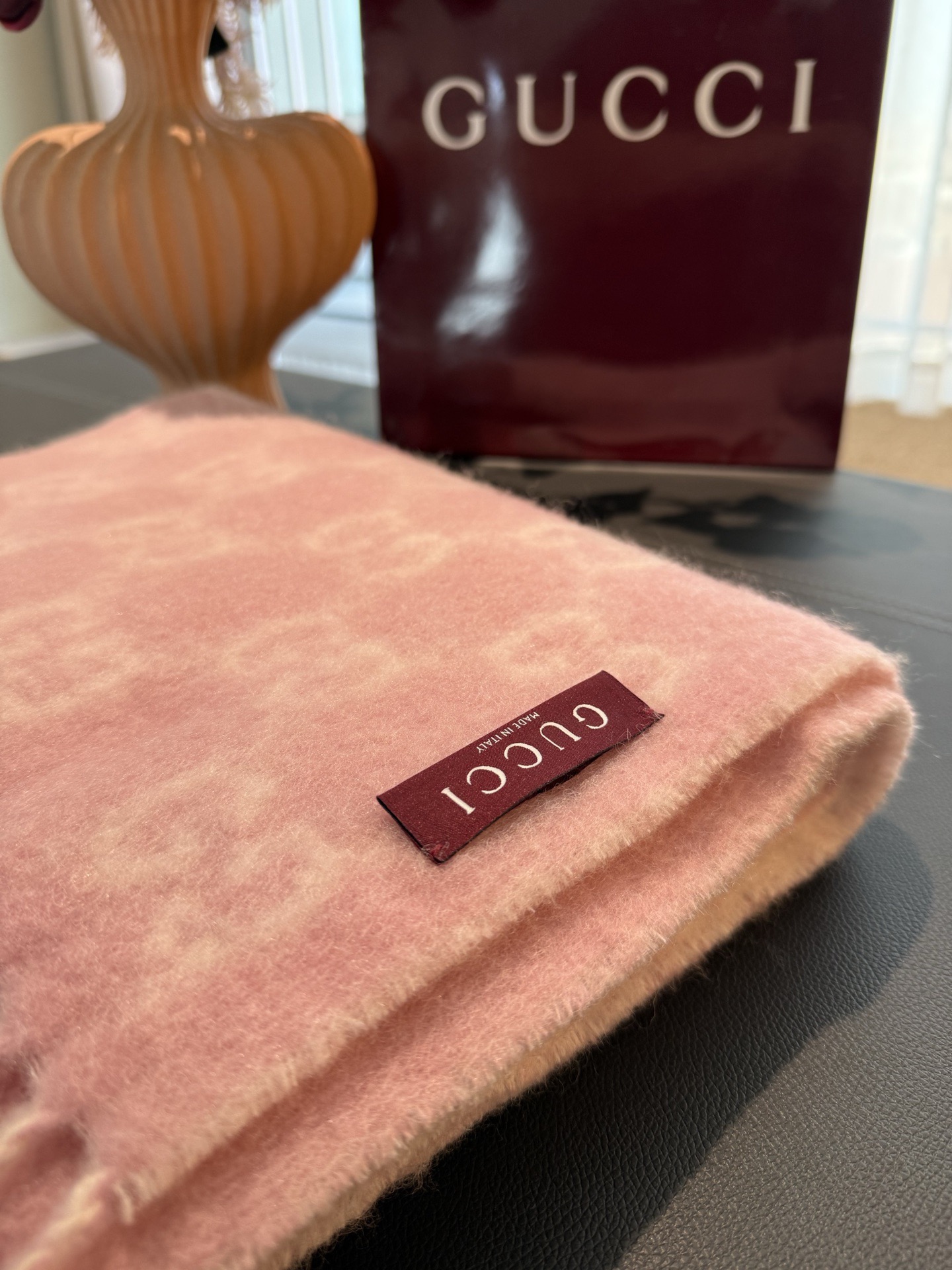 PGucci渐变色围巾🧣＂2026早春系列女士软配饰焕新诠释品牌标志性图案。这款围巾以羊驼毛混纺面料打造