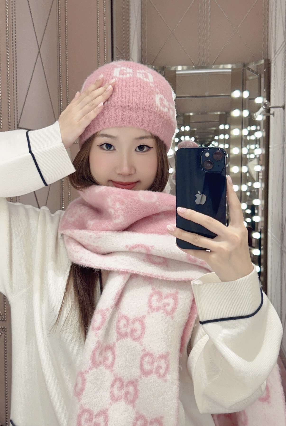 NO:619877,Gucci gradient scarf '2026 early spring series of women's soft accessories reinterprets the brand's iconic pattern. This scarf is made of alpaca blended fabric, creatively embellished with GG pattern. GG alpaca wool blended jacquard fabric, fringed piping 200 cm (length) x 37 cm (width)' High version scarf, high version scarf, gucci19860909Gucci渐变色围巾＂2026早春系列女士软配饰焕新诠释品牌标志性图案.这款围巾以羊驼毛混纺面料打造,匠心缀饰GG图案. GG羊驼毛羊毛混纺提花面料 流苏滚边 200厘米（长）x37厘米（宽）＂ 高版本围巾,高版本围巾,gucci,scarf