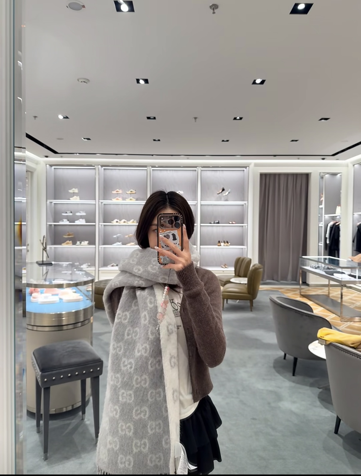 新色PGucci渐变色围巾🧣＂2026早春系列女士软配饰焕新诠释品牌标志性图案。这款围巾以羊驼毛混纺面料