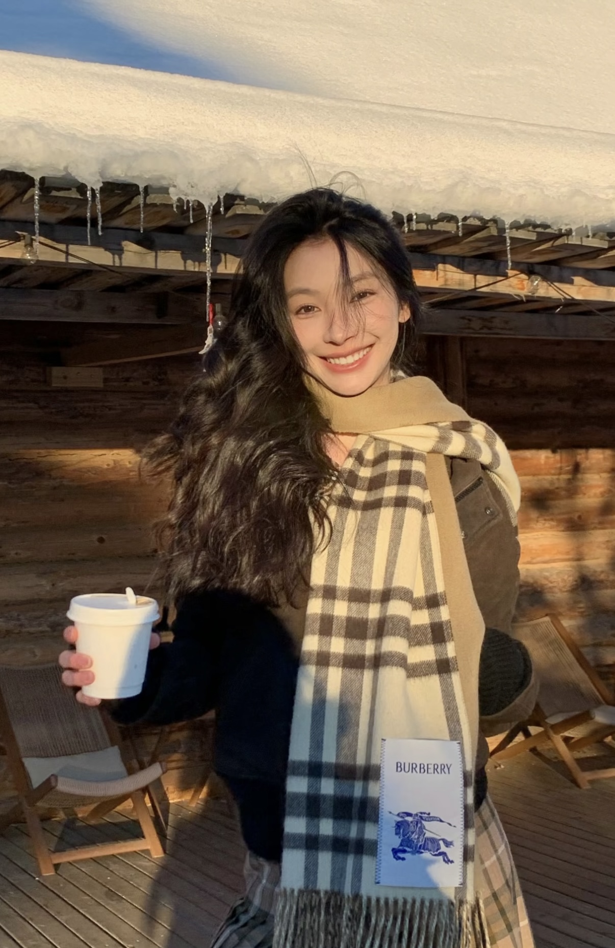 NO:619887,Yi Mengling's Bur new double-sided plaid cashmere scarf is definitely a favorite in winter. It is the same style for men and women, and it is perfect for couples. I never expected that I would fall in love with this rare and rare item. It is definitely an exclusive level. This cashmere shawl can contract a lifetime of love.  Double-sided, one side is off-white plaid, one side is retro camel, I love the two-way design and it feels so soft, cashmere, there is an equestrian knight logo on the front, tassel decoration on both ends, size 50x210cm, high version scarf, high version scarf, burberry, shawls19860909易梦玲同款Bur新款双面两用格纹羊绒围巾,绝对是冬日里封神的一款,男女同款,配情侣款也是绝绝子啦,完全想不到太爱了这款可遇不可求的王炸级单品,绝对是独家级别, 这款山羊绒披肩可以承包一辈子的爱, 双面两用,一面米白色格子,一面复古驼色,双向奔赴的设计太爱了手感软糯极了,羊绒,正面有马术骑士徽标,两端流苏装饰,规格50x210cm,高版本围巾,高版本围巾,burberry,shawls,scarf