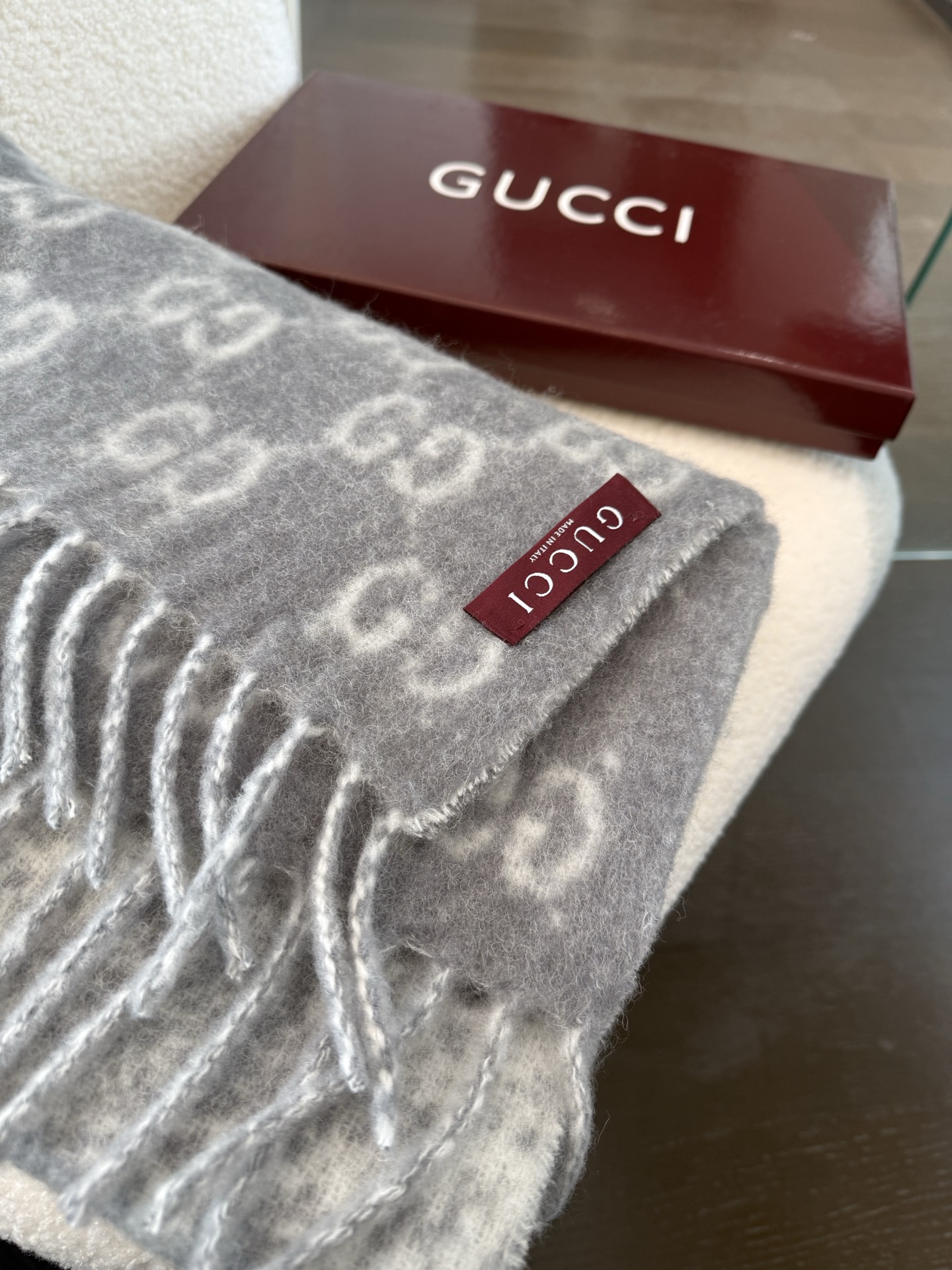 新色PGucci渐变色围巾🧣＂2026早春系列女士软配饰焕新诠释品牌标志性图案。这款围巾以羊驼毛混纺面料