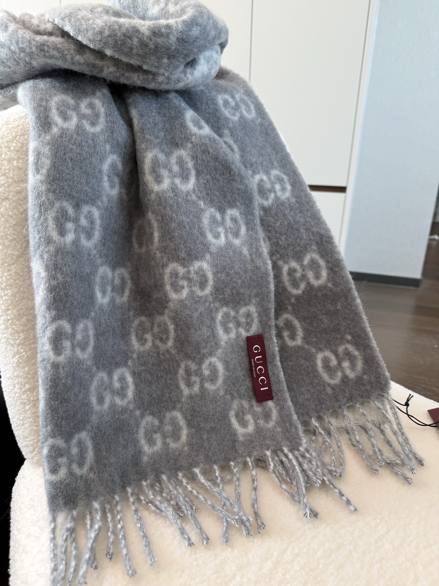 新色PGucci渐变色围巾🧣＂2026早春系列女士软配饰焕新诠释品牌标志性图案。这款围巾以羊驼毛混纺面料