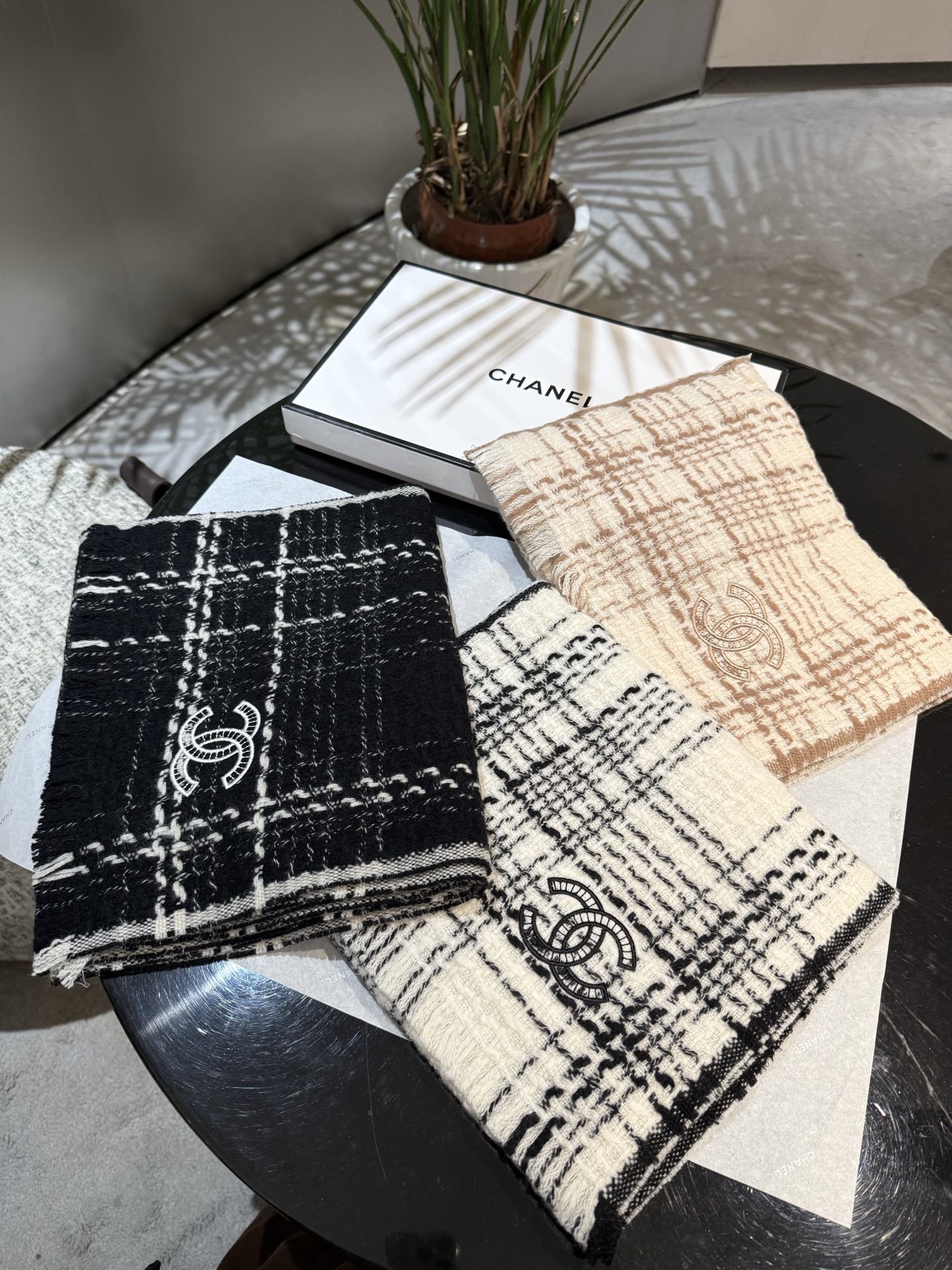Chanel CHA · 香奈儿秋冬新品 · 羊绒轻缩围巾 臻选上乘的山羊绒纤维 耗时耗力 再以清泉水浸泡涤荡