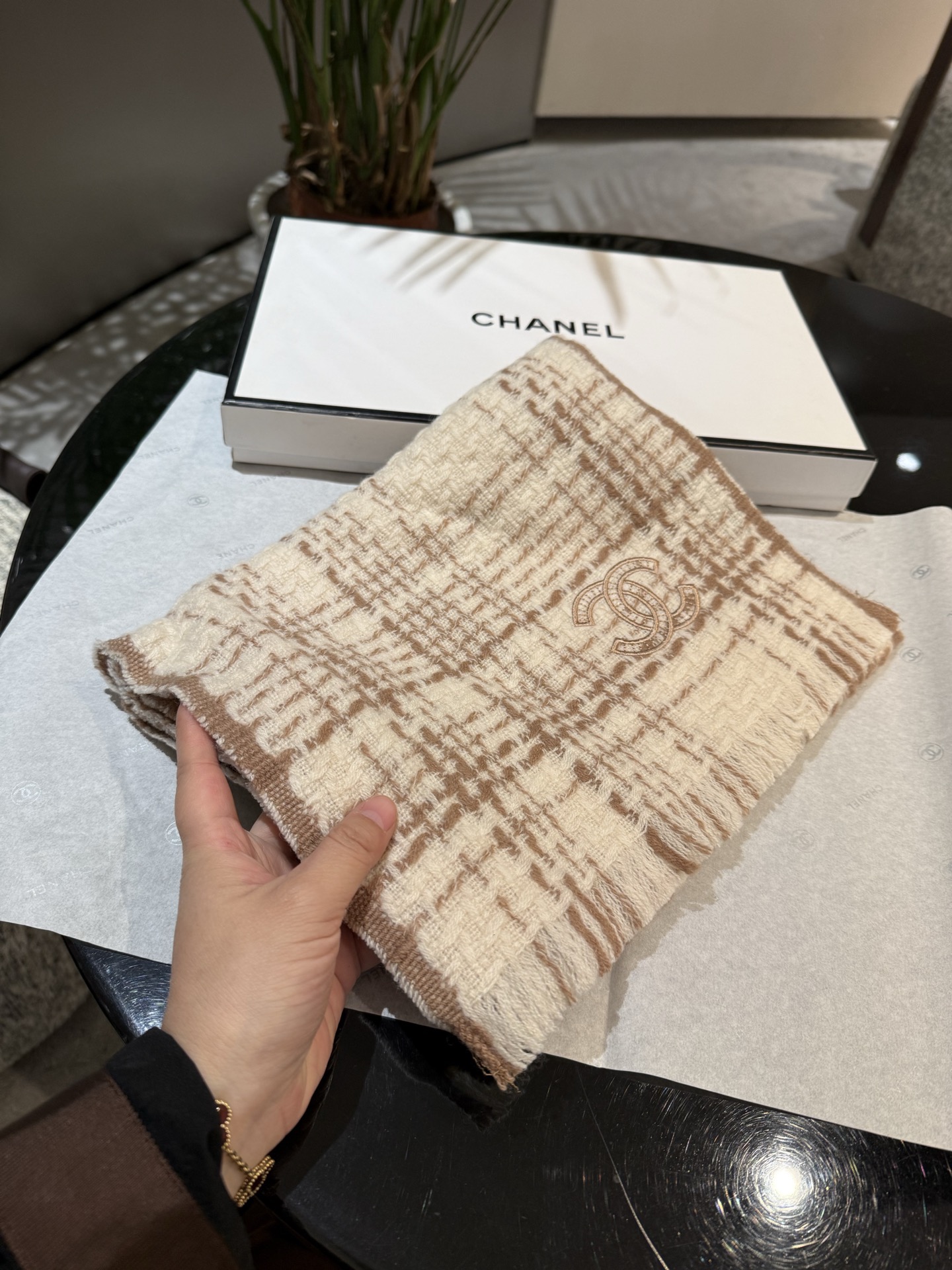 Chanel CHA · 香奈儿秋冬新品 · 羊绒轻缩围巾 臻选上乘的山羊绒纤维 耗时耗力 再以清泉水浸泡涤荡
