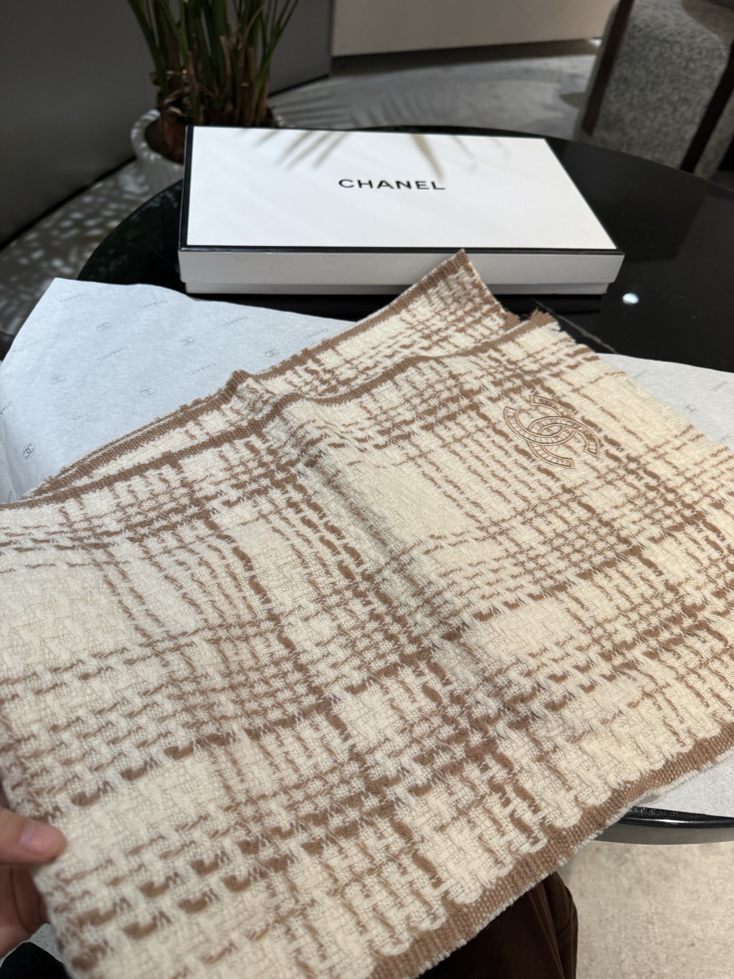 Chanel CHA · 香奈儿秋冬新品 · 羊绒轻缩围巾 臻选上乘的山羊绒纤维 耗时耗力 再以清泉水浸泡涤荡