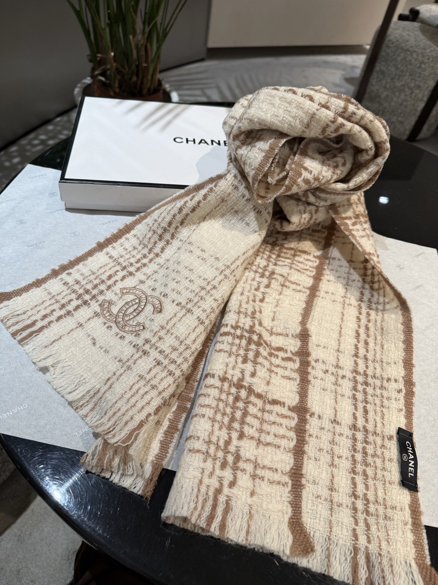 Chanel CHA · 香奈儿秋冬新品 · 羊绒轻缩围巾 臻选上乘的山羊绒纤维 耗时耗力 再以清泉水浸泡涤荡