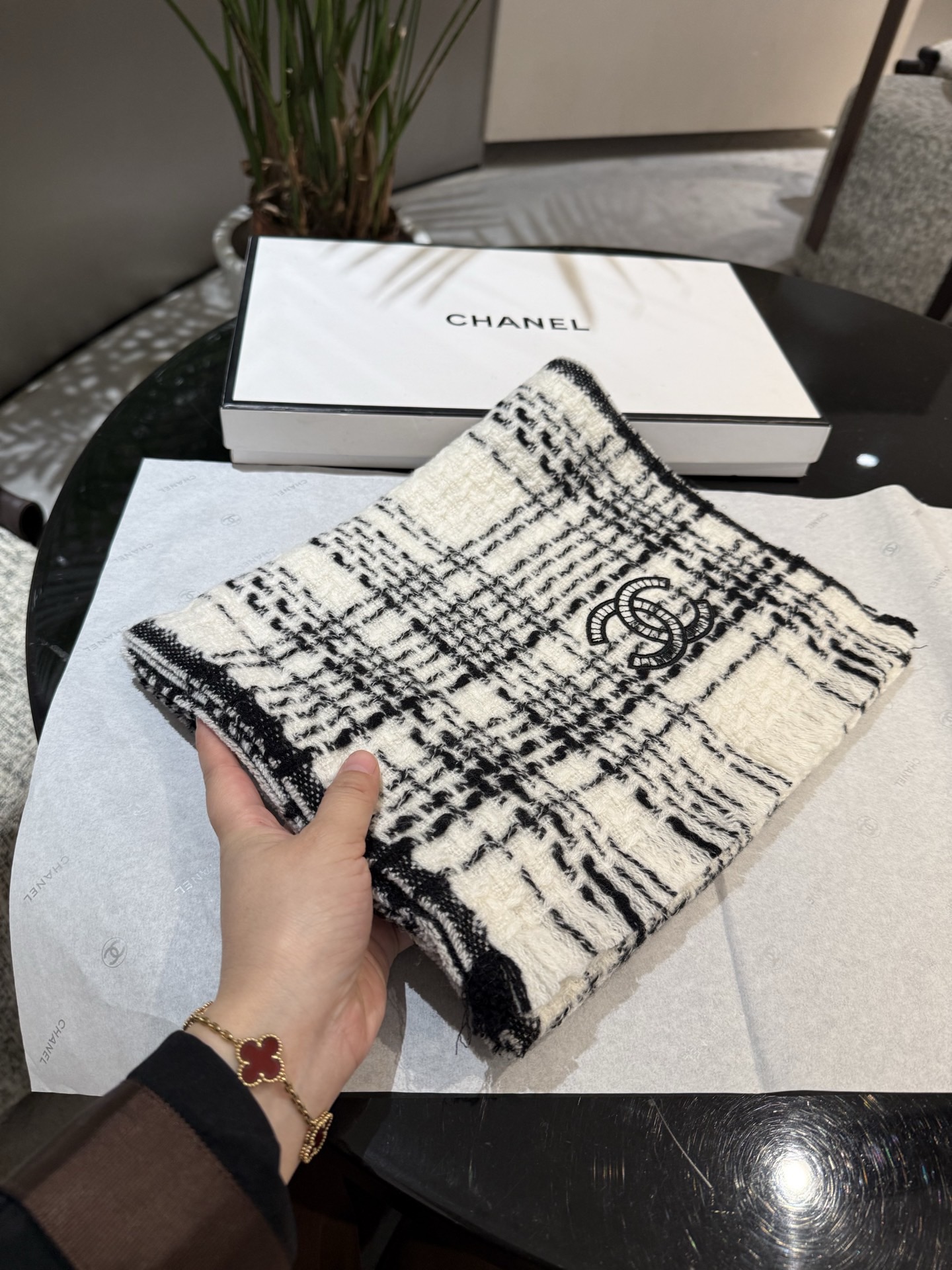 Chanel CHA · 香奈儿秋冬新品 · 羊绒轻缩围巾 臻选上乘的山羊绒纤维 耗时耗力 再以清泉水浸泡涤荡